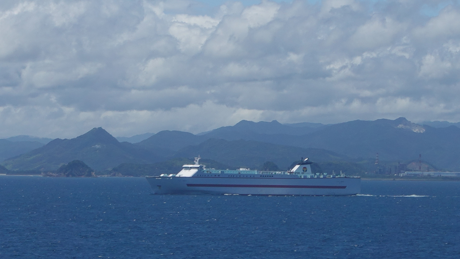 潮岬沖で東京港行、オーシャン東九フェリーとすれ違う