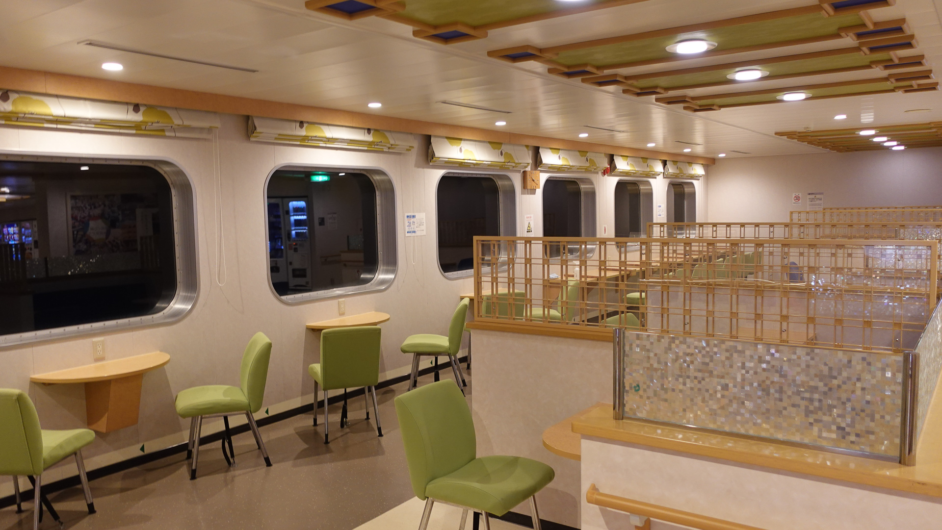 窓際を中心に、コンセント席も多い