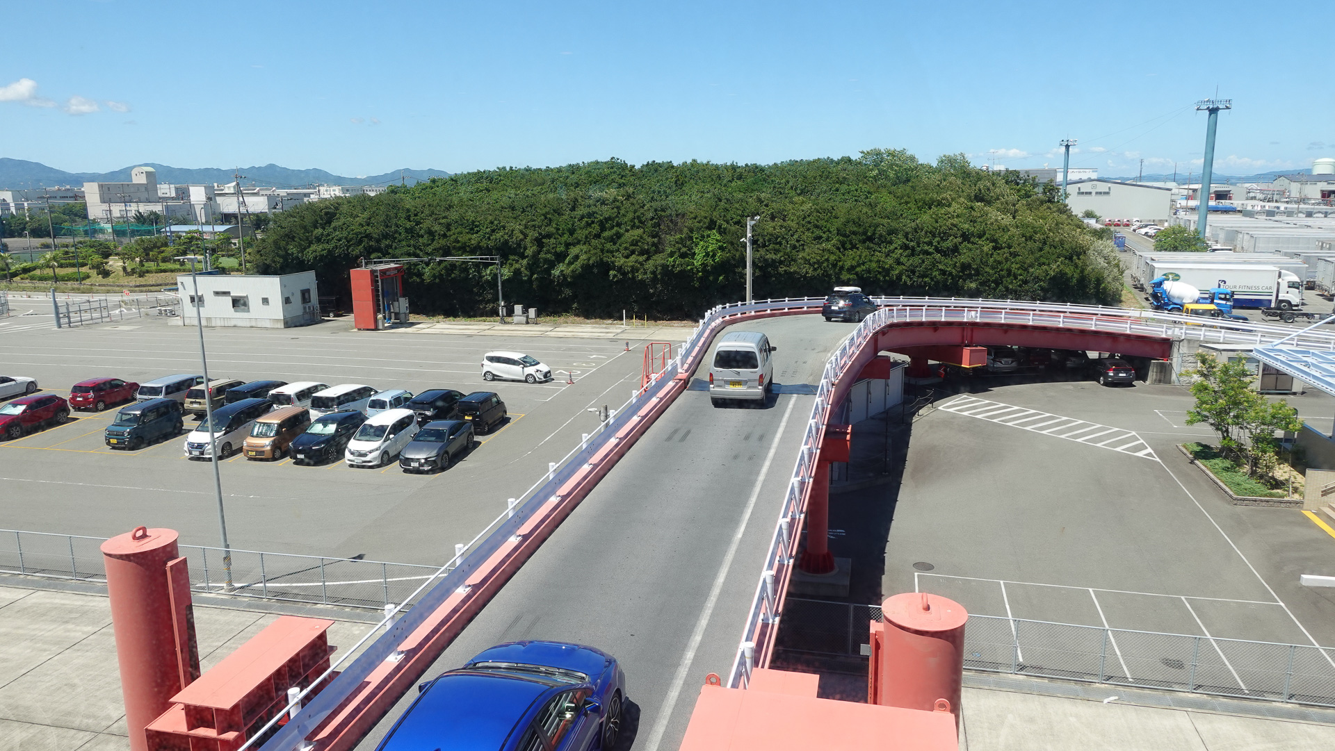 徳島港では、ほとんどの自家用車が降りていく