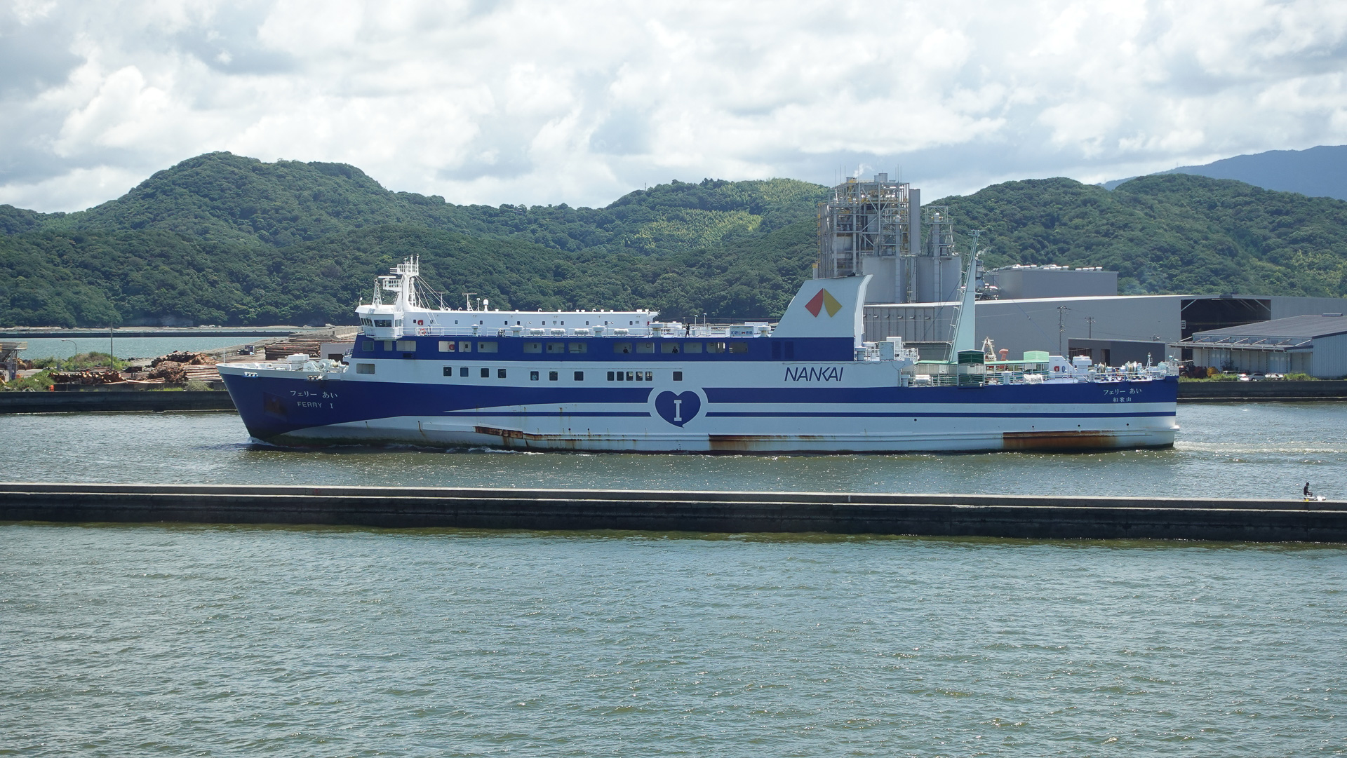 徳島港内で南海フェリーとすれ違い