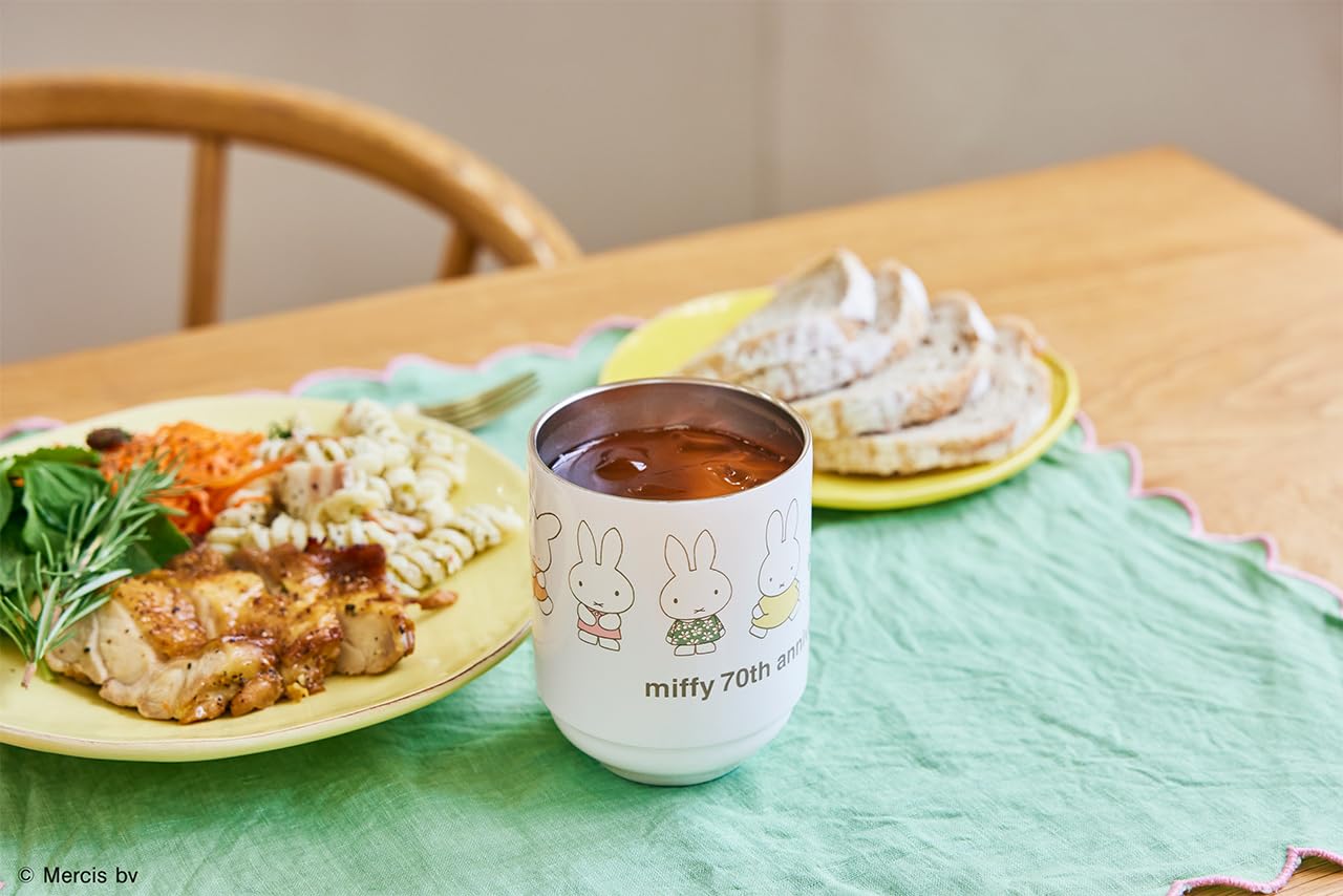 各年代のミッフィーを並べた限定デザイン