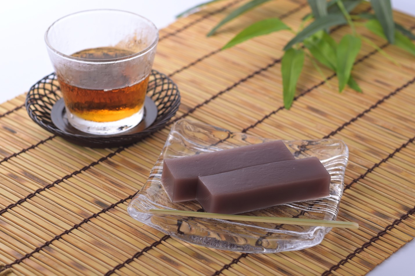 赤福水ようかんは折箱いっぱいに流し固めた「一枚流し」が特徴