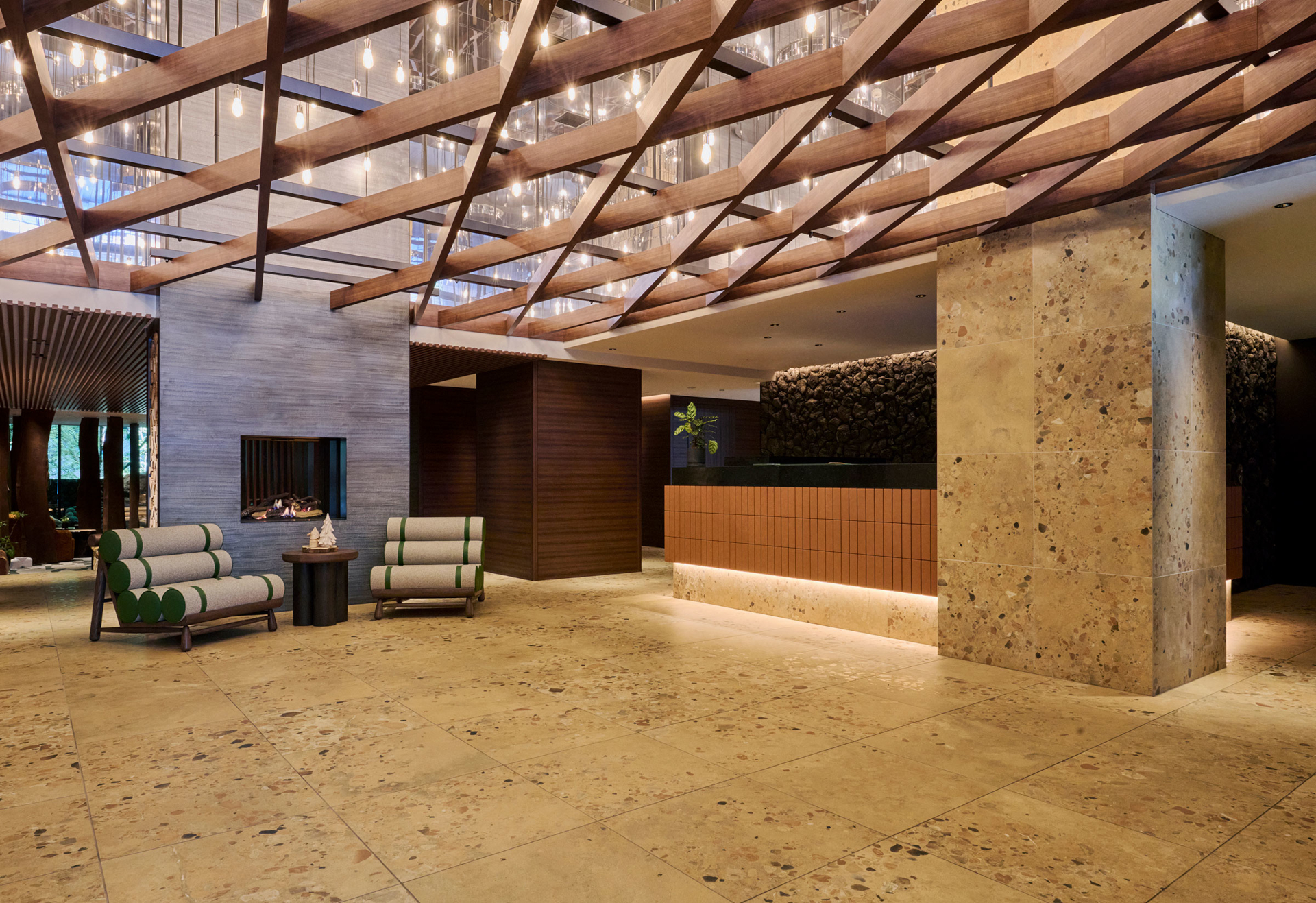 木を活かしたデザインのロビー