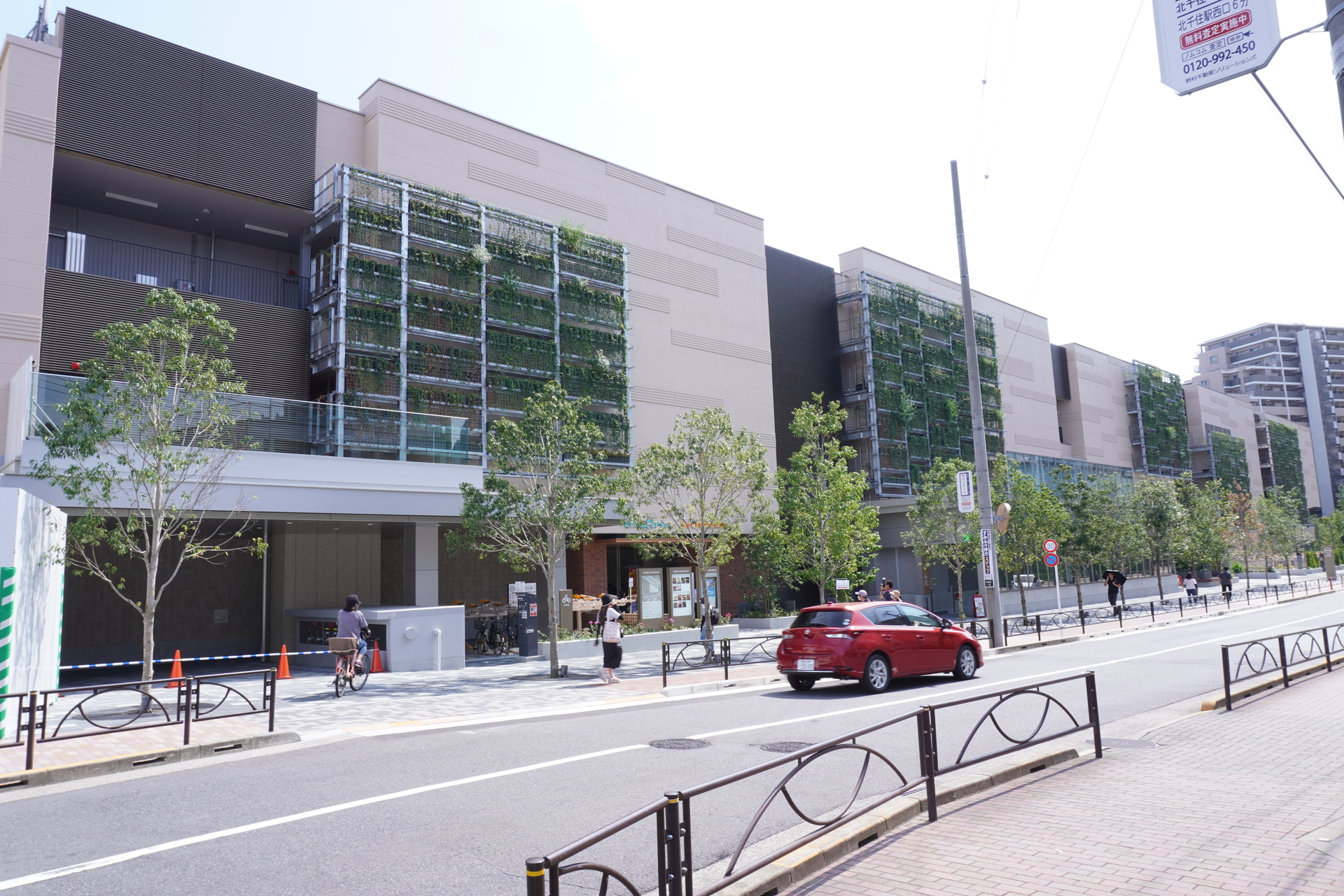 外観（北西・東金町地下自転車駐車場の入り口側から見た様子）