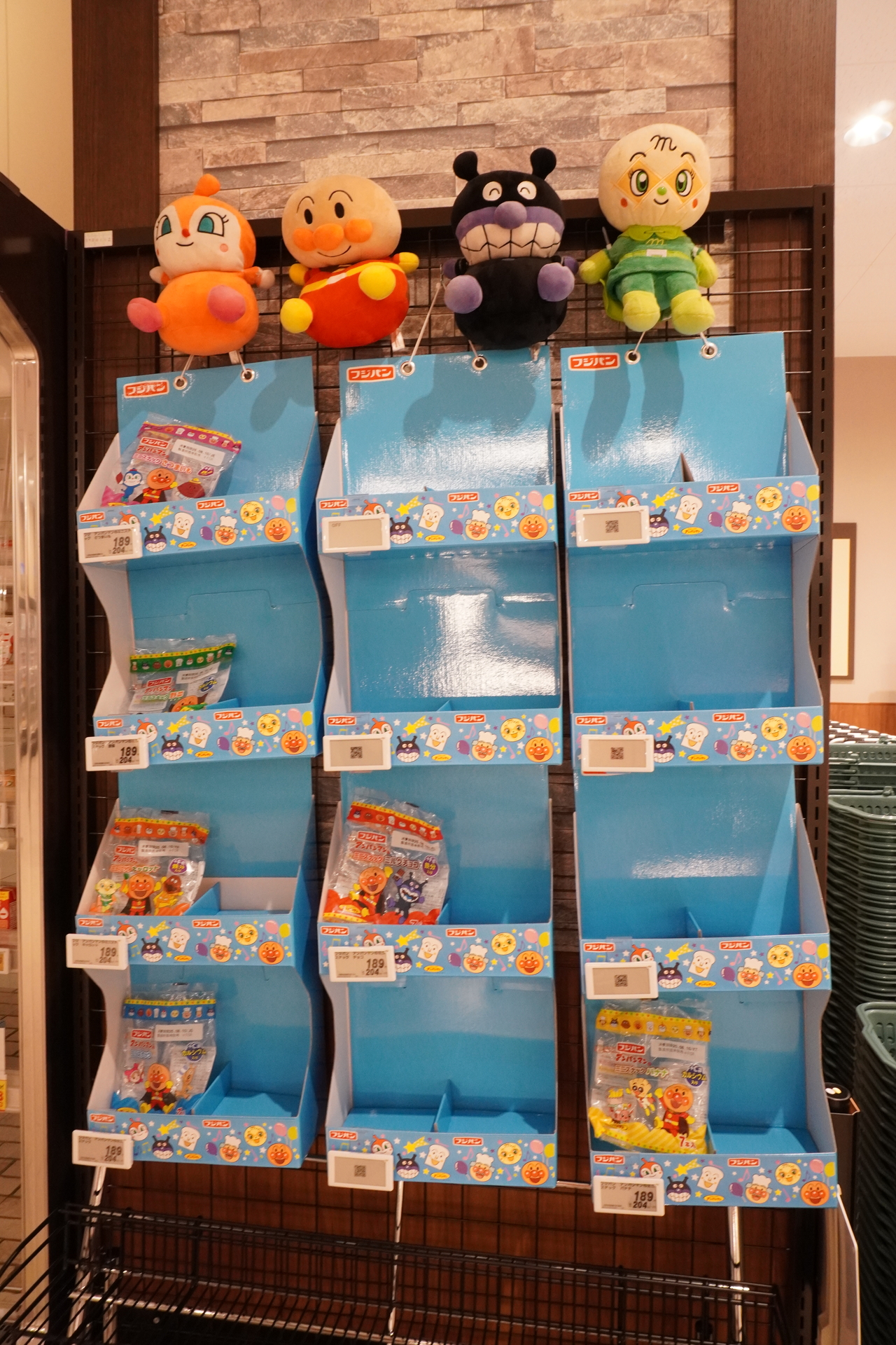 幼稚園～小学校低学年の子供向け専用コーナーをあちこちに設けている（写真はヨーグルト売り場横）