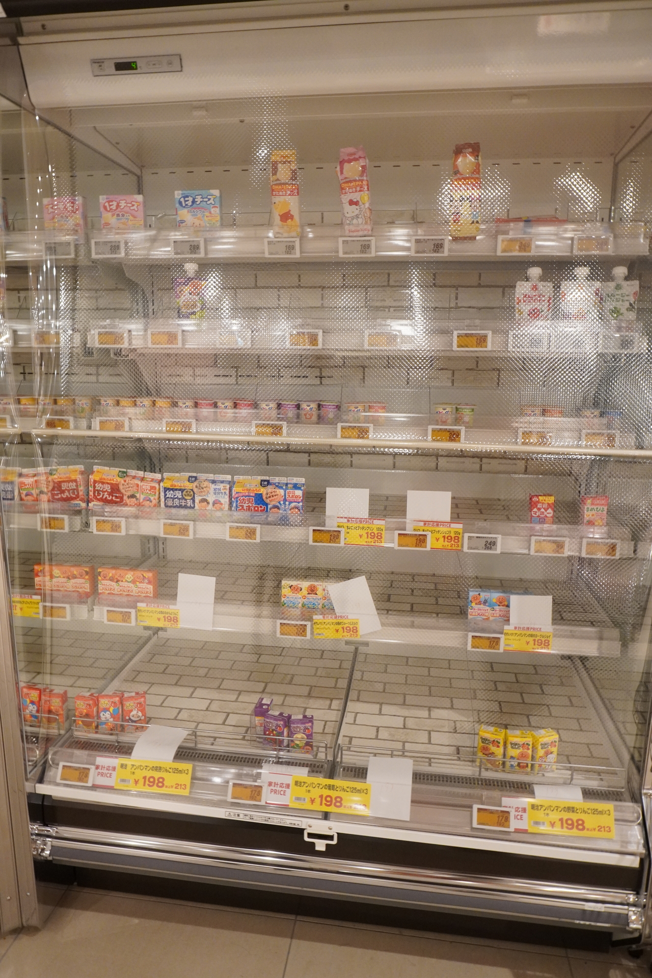 幼稚園～小学校低学年の子供向け専用コーナーをあちこちに設けている（写真はヨーグルト売り場横）