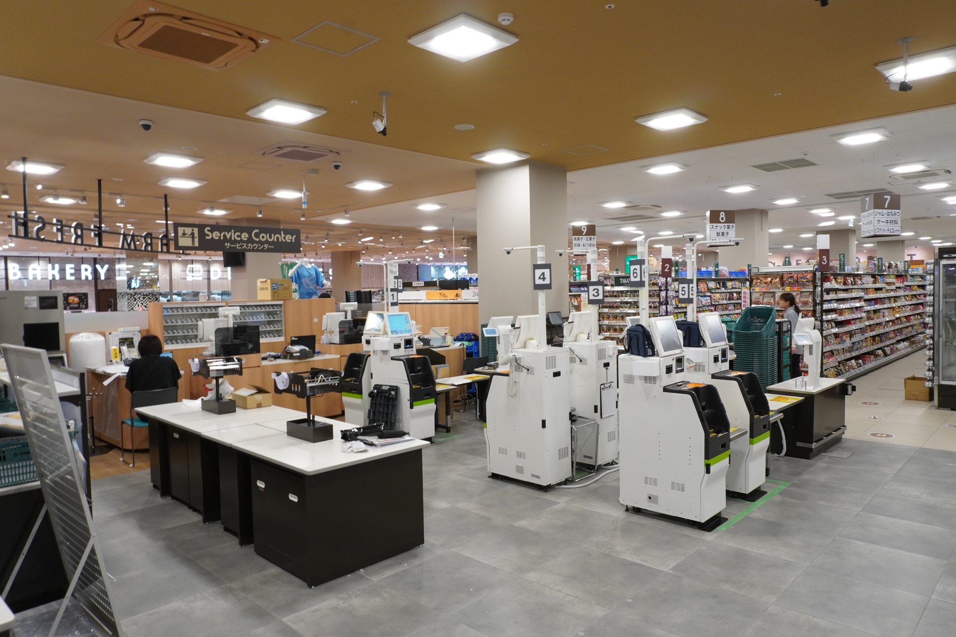 会計はセルフレジ20台、セミセルフレジ3レーン、臨時レジ6台を設置済み