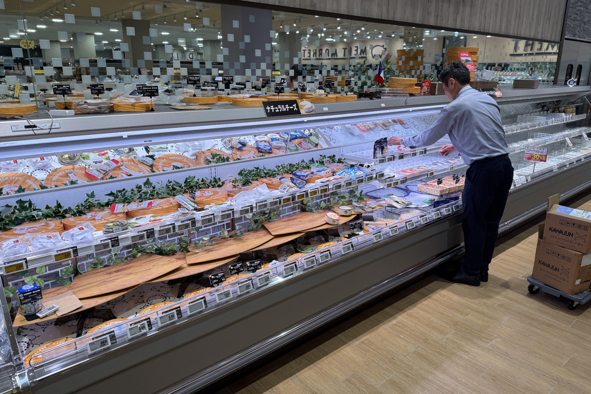 チーズ・ローストビーフ・サーモンが並ぶ洋風エリアは、高層マンションが集まっている葛飾かなまち店独自の取り組み