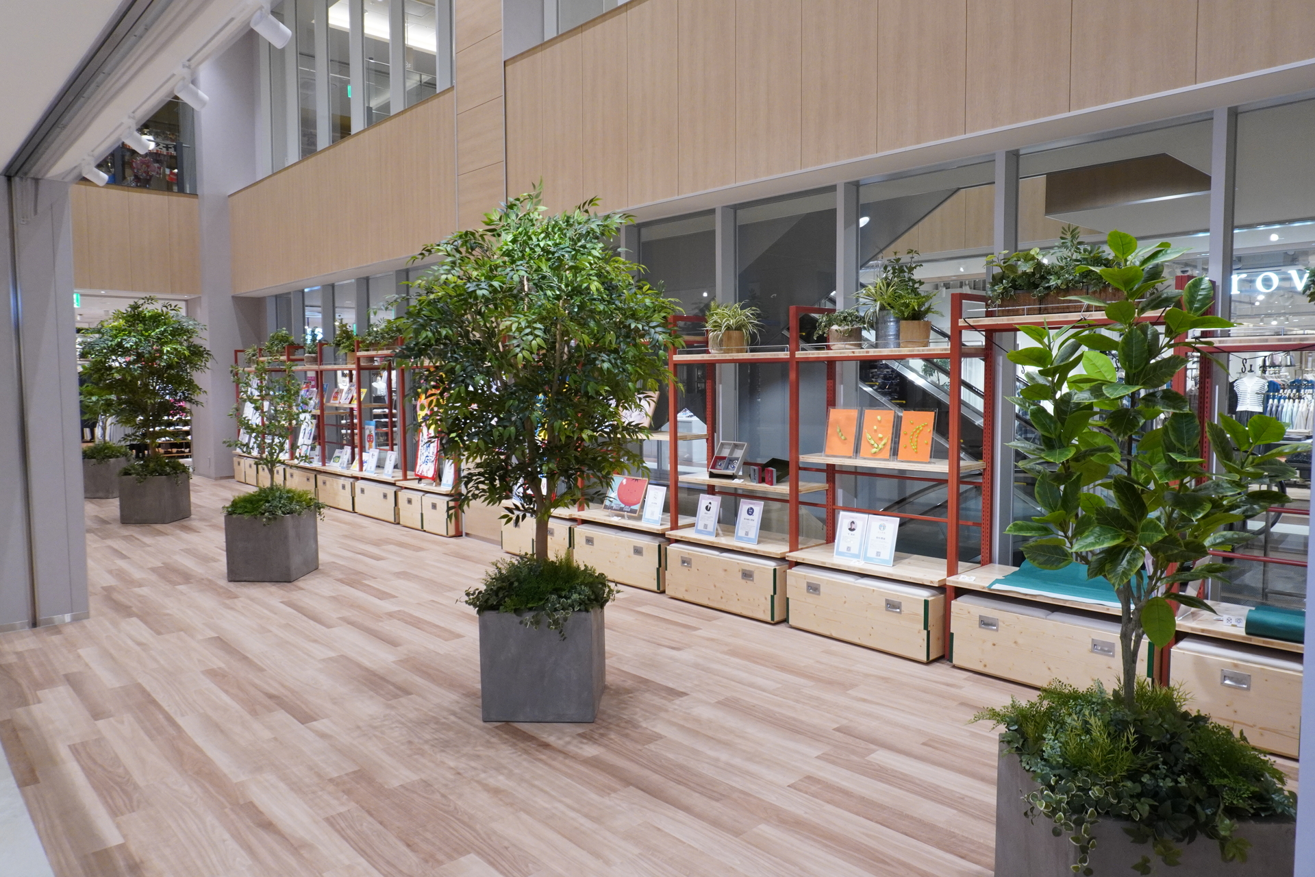 エスカレーター横のエリアにはイベントスペースを設けている