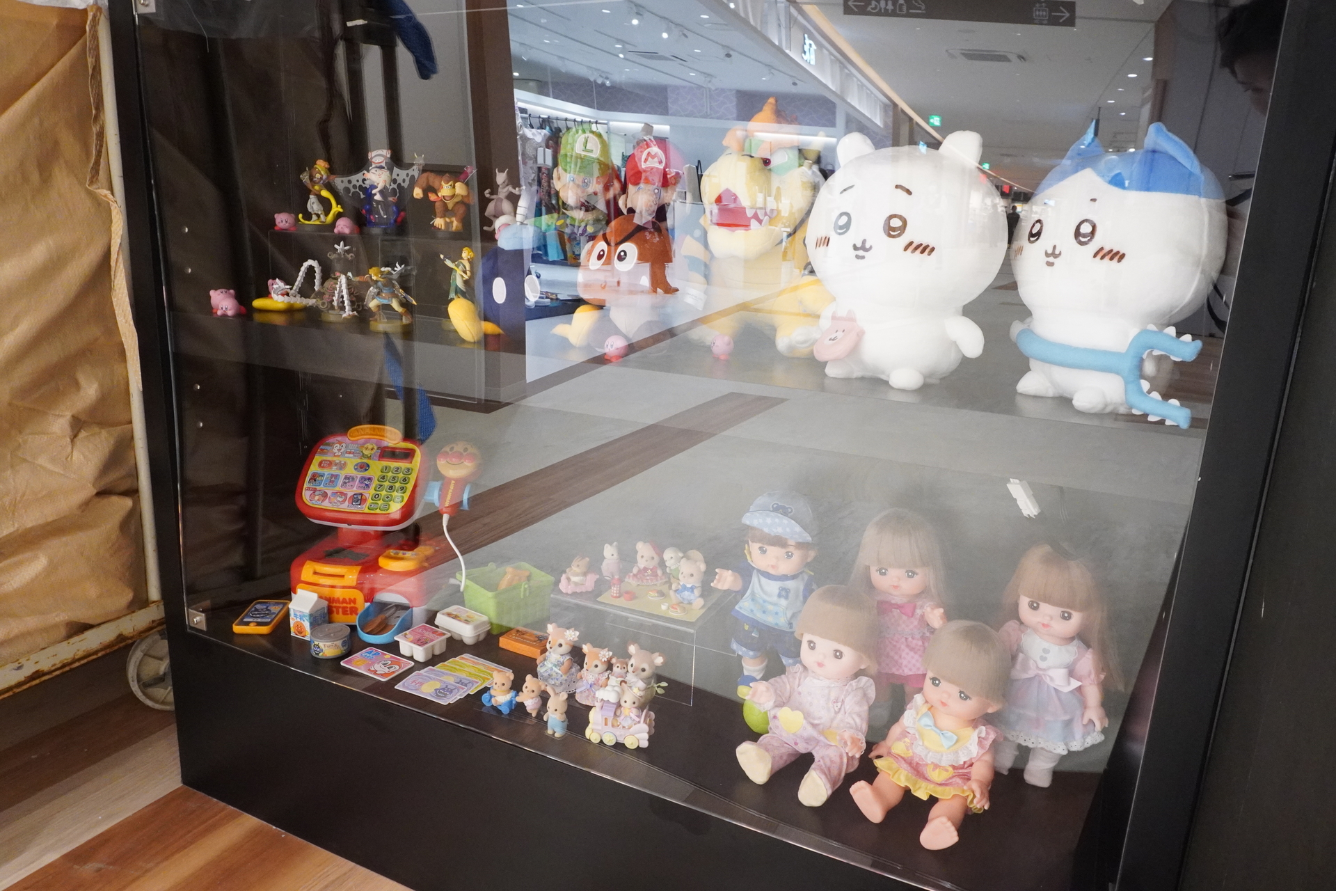 おもちゃ専門店「Joshin KIDS LAND（ジョーシンキッズランド）」も併設している