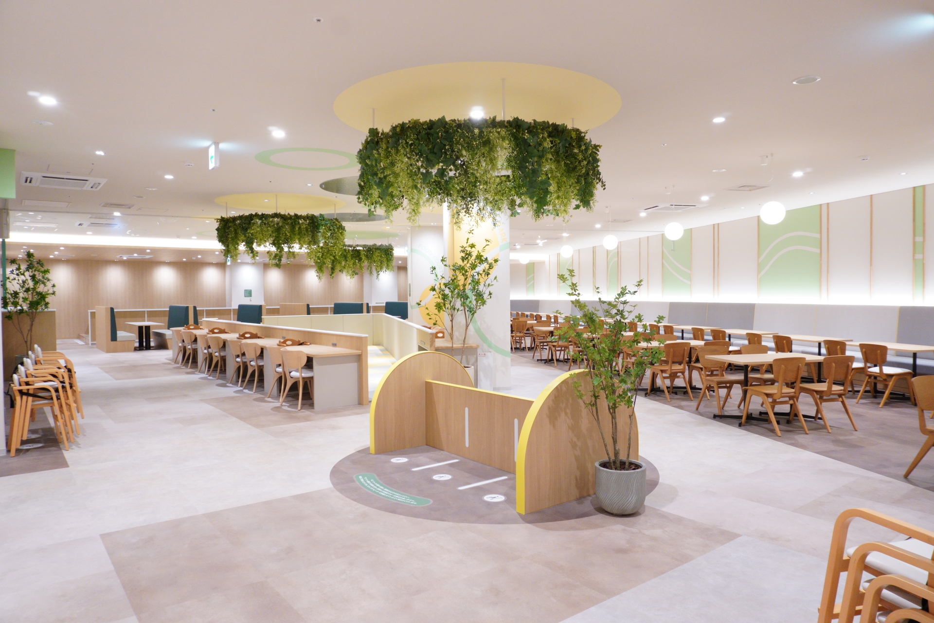 コンセント付き、座敷などさまざまなタイプの座席を備えている