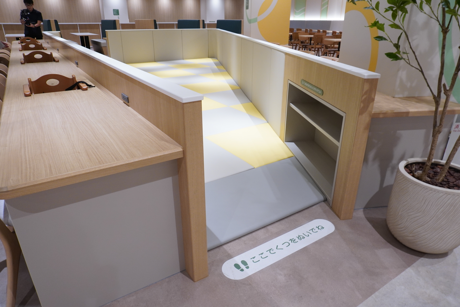 ベビーカー置き場やプレイエリア、椅子付きの机など、ファミリー層への配慮もあちこちに