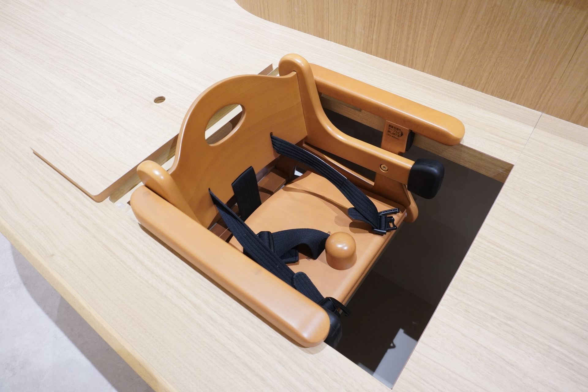 ベビーカー置き場やプレイエリア、椅子付きの机など、ファミリー層への配慮もあちこちに