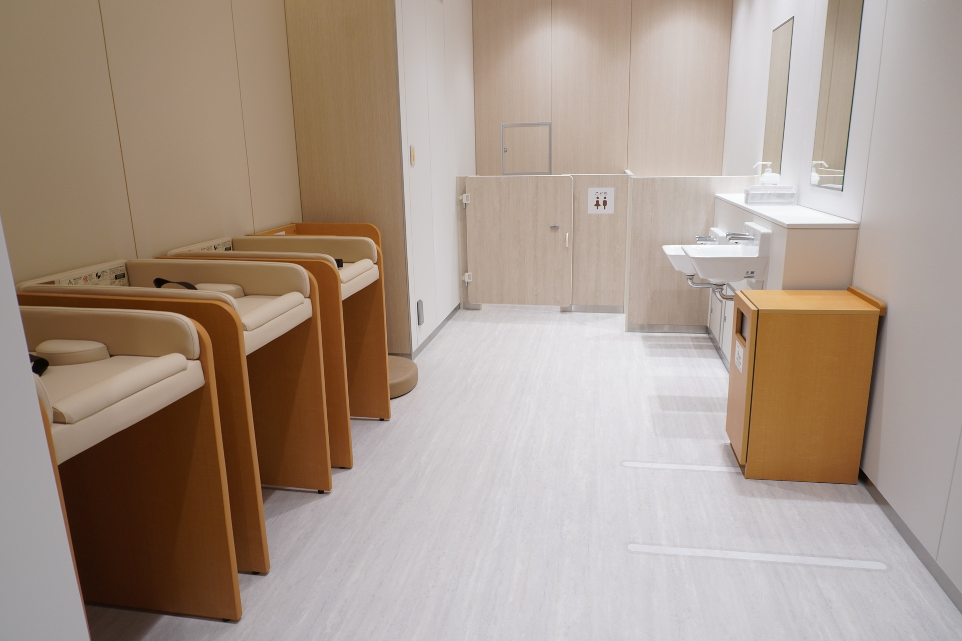 フードコート内にあるキッズトイレ・オムツ交換台・授乳室ゾーン。授乳室以外は男性（父親）も利用可能