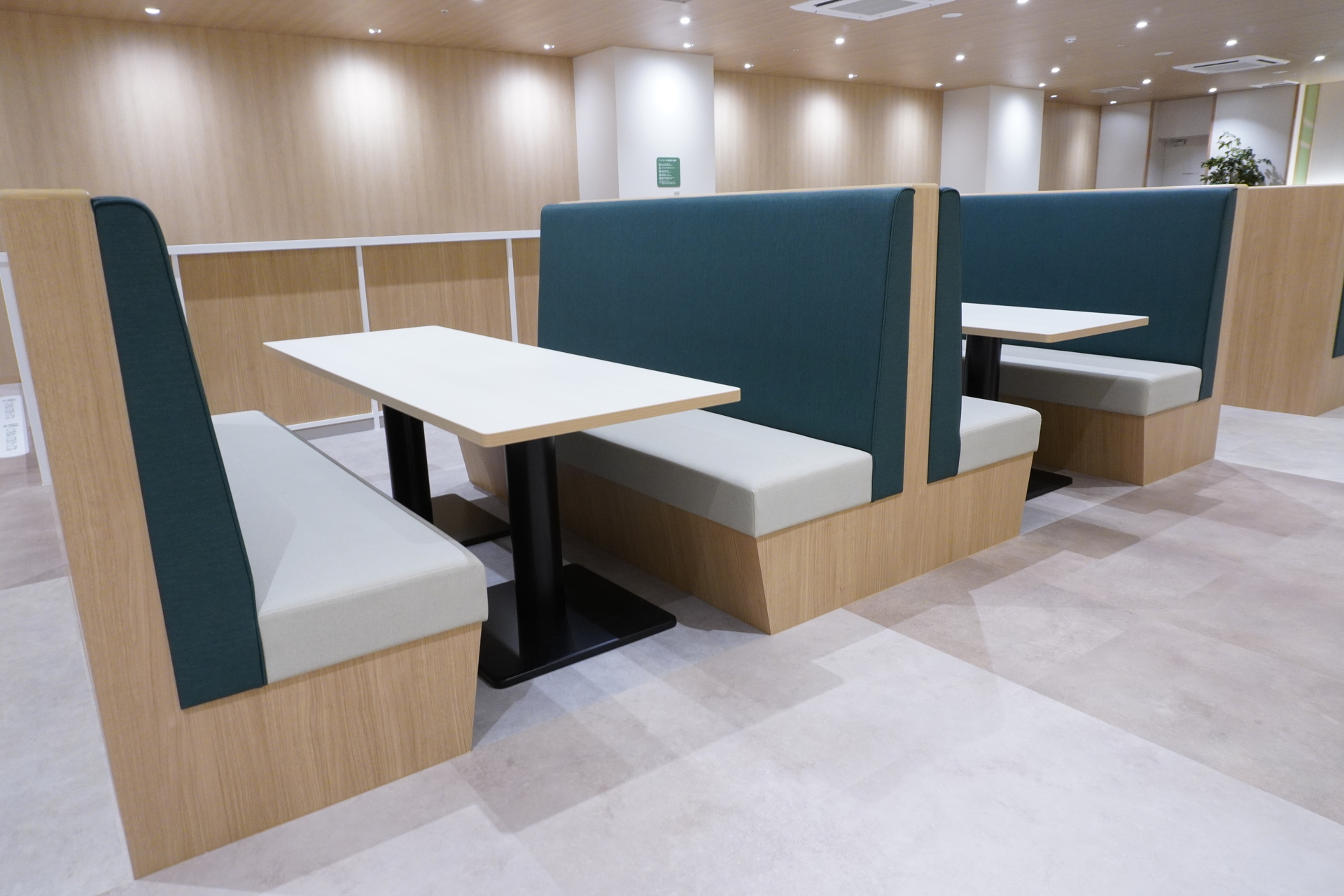 コンセント付き、座敷などさまざまなタイプの座席を備えている