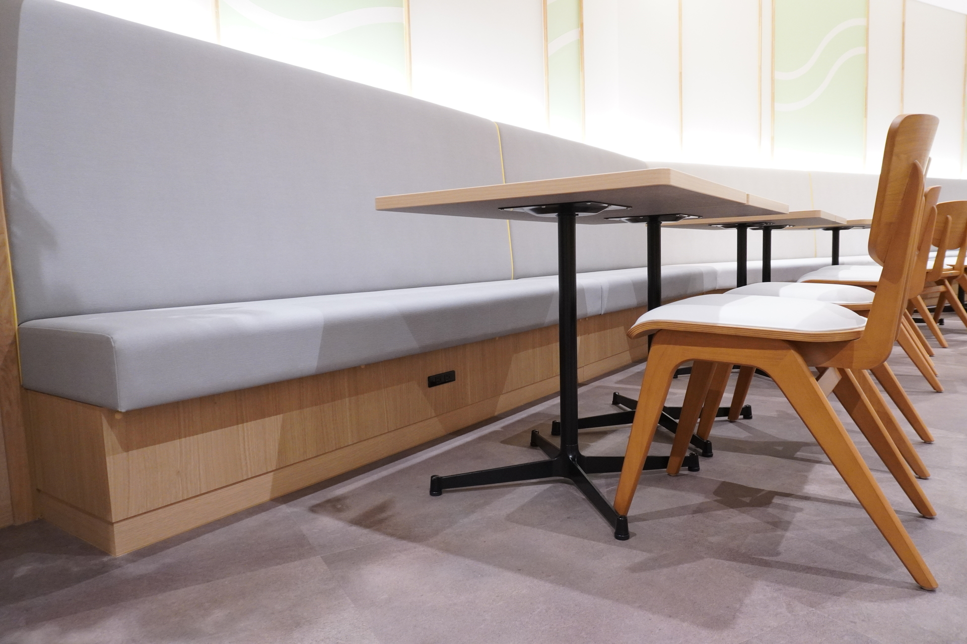 コンセント付き、座敷などさまざまなタイプの座席を備えている