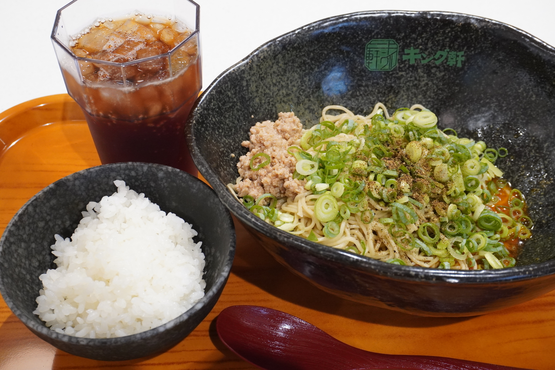 広島のご当地グルメ「汁なし担担麺」はよく混ぜて食べよう