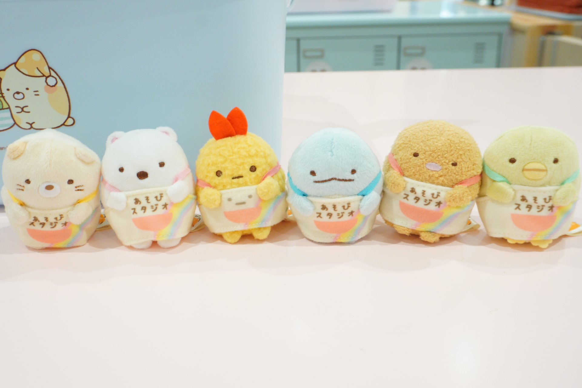 入場チケットはオリジナルてのりぬいぐるみ付きプランも用意。施設内では1グループにつき1セット貸し出しており、ドールハウスや撮影スポットなどで使用できる &copy;2025 San-X Co., Ltd. All Rights Reserved.