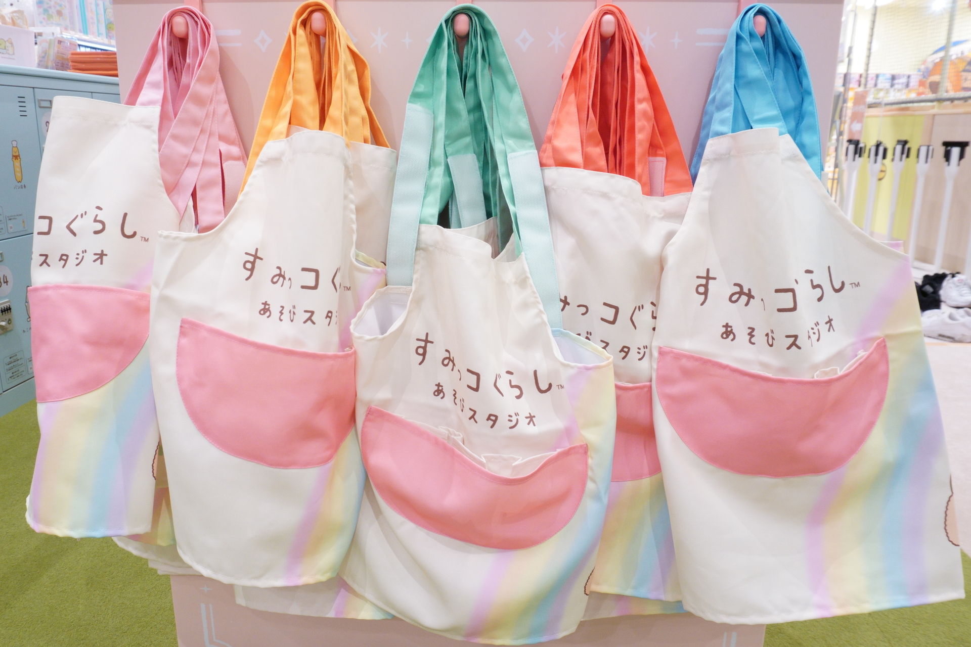 ぬいぐるみとおそろいのエプロンも借りられる &copy;2025 San-X Co., Ltd. All Rights Reserved.