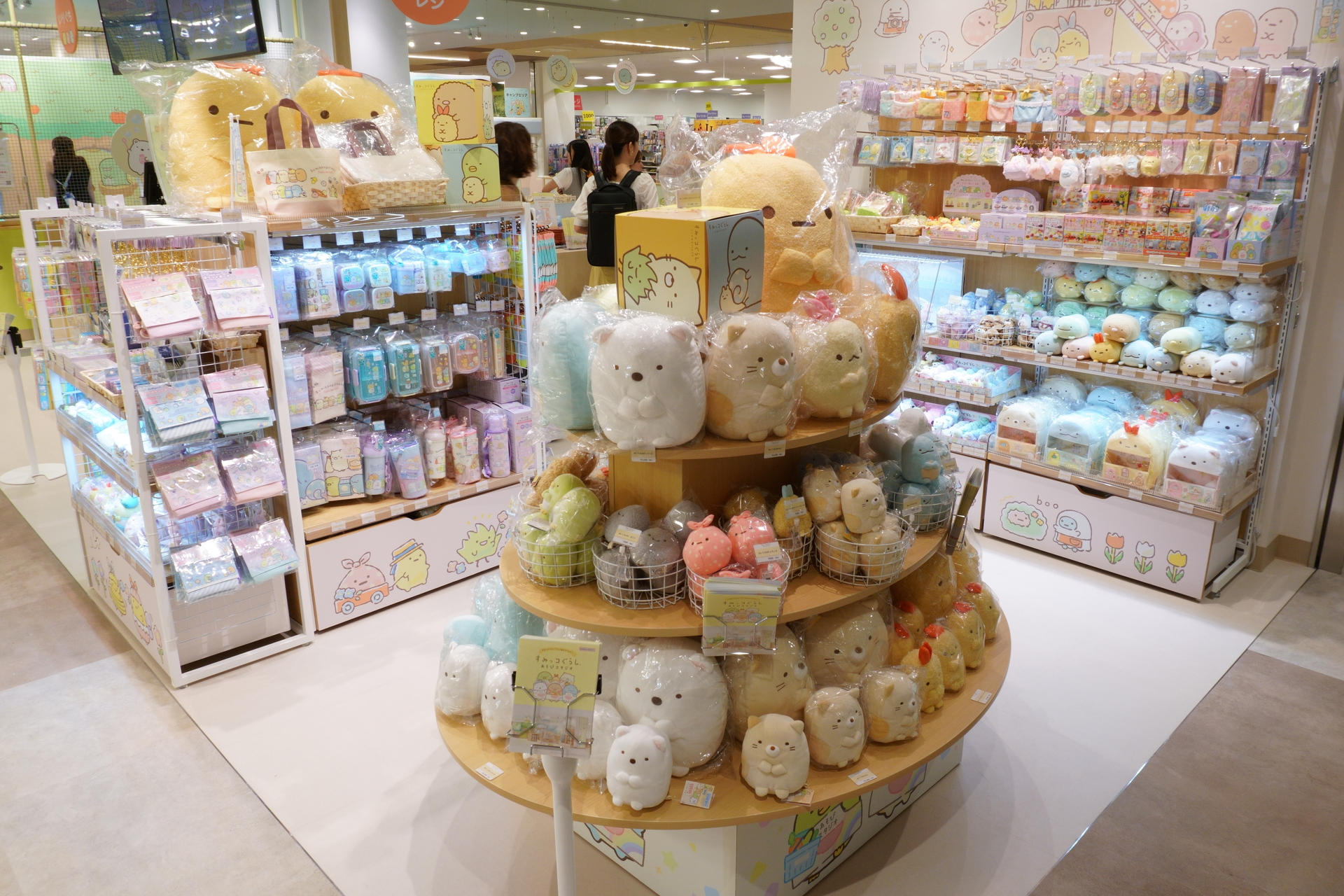 施設入場なしでも利用可能なグッズショップを併設 &copy;2025 San-X Co., Ltd. All Rights Reserved.