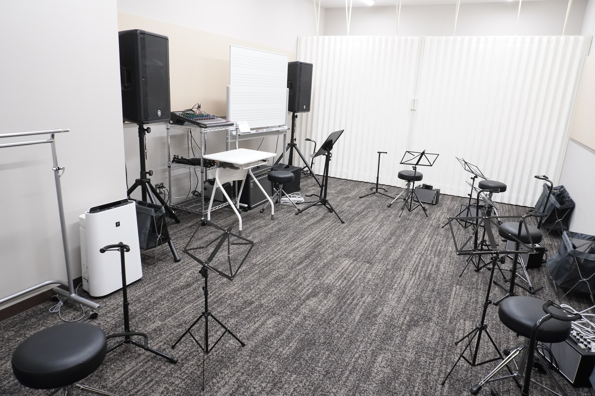 島村楽器では物販・メンテナンスといったサービスのほか、音楽教室も開講する