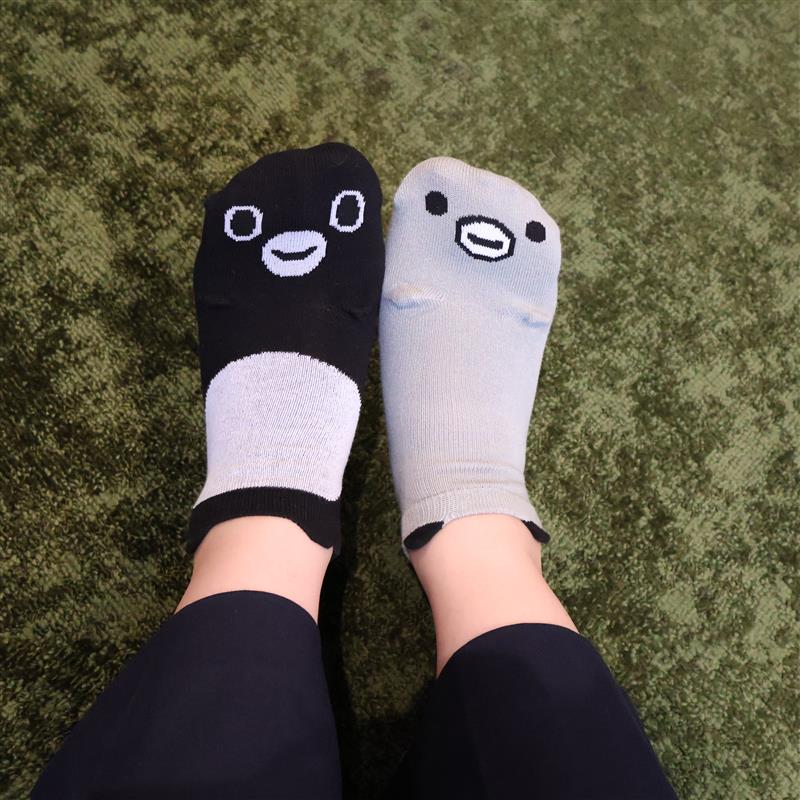 立体的なおててと足がかわいい「Suicaのペンギンパペットソックスセット」