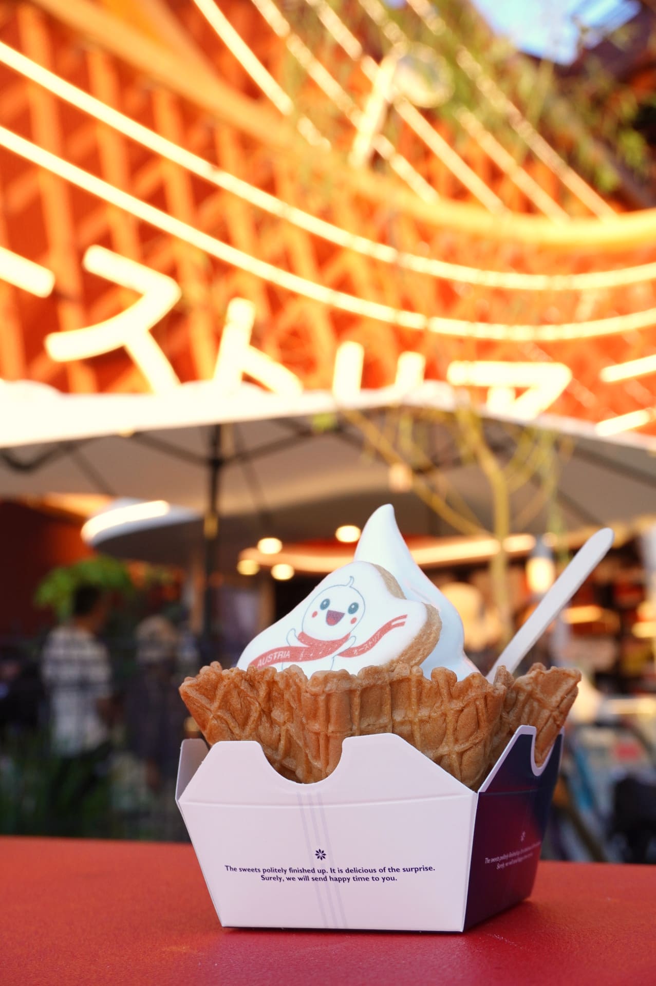 万博グルメレポート。夜まで販売しているオーストリアパビリオンのはちみつがけソフトを食べてみた
