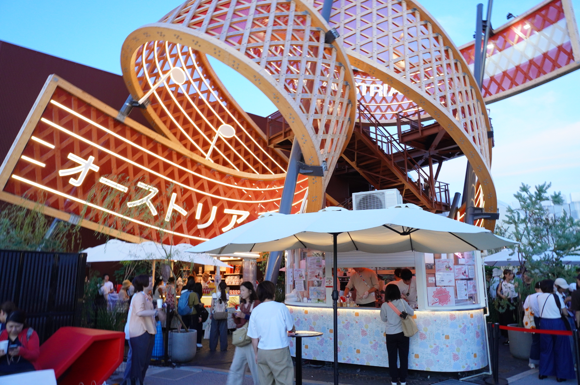 万博公式サイトには載っていないが、オーストリアパビリオン前に出店しているカフェキオスク「Flavors To Go」。夜21時まで営業中