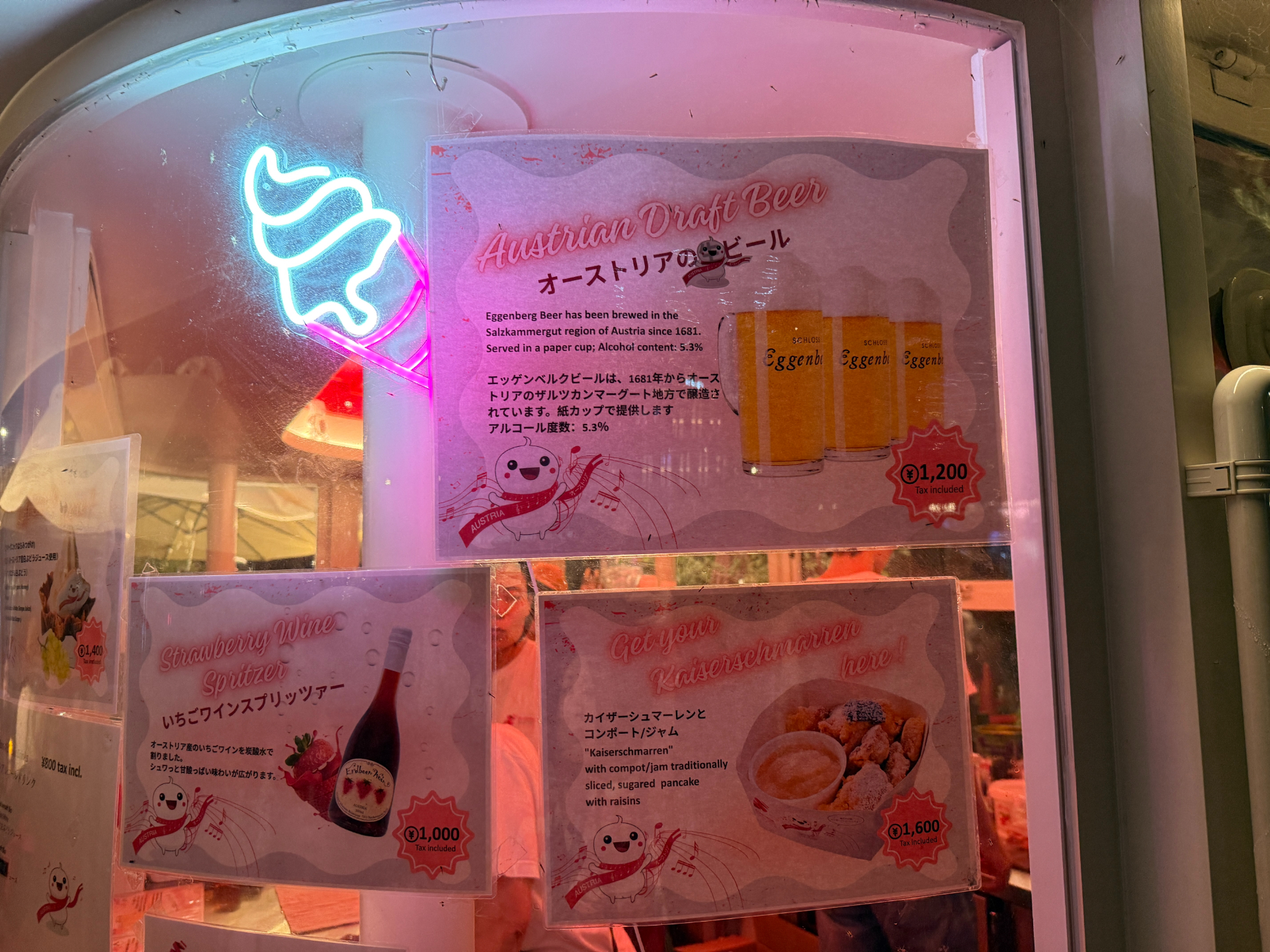 カフェキオスクのベンチで休憩していると、ちょうど夜のドローンショーも眺めることができた