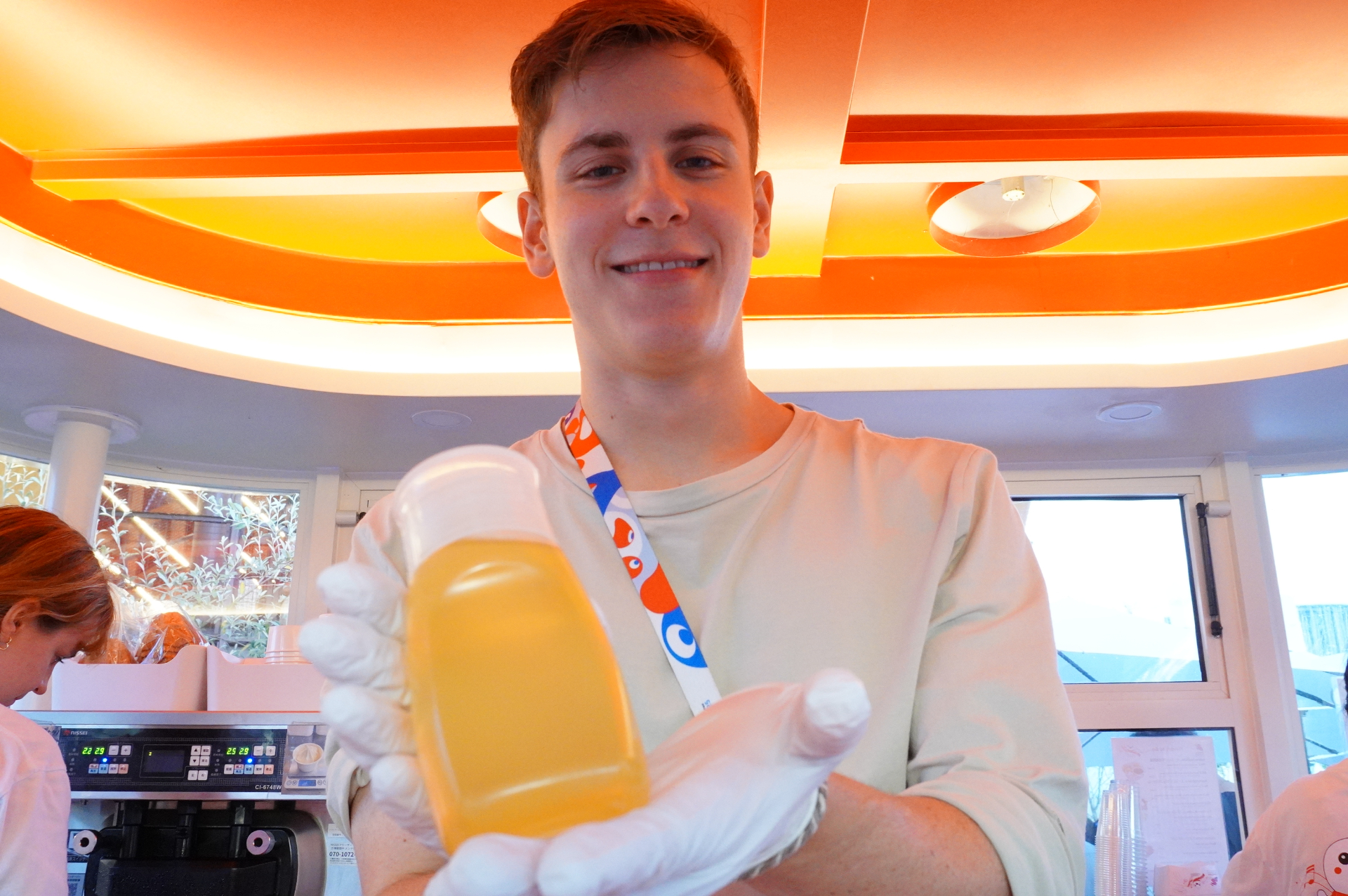 バニラ（オーガニックはちみつがけ）。大きなワッフルコーンに盛られ、仕上げにたっぷりのオーガニックはちみつと、赤白赤ちゃんのアイシングクッキーが添えられる