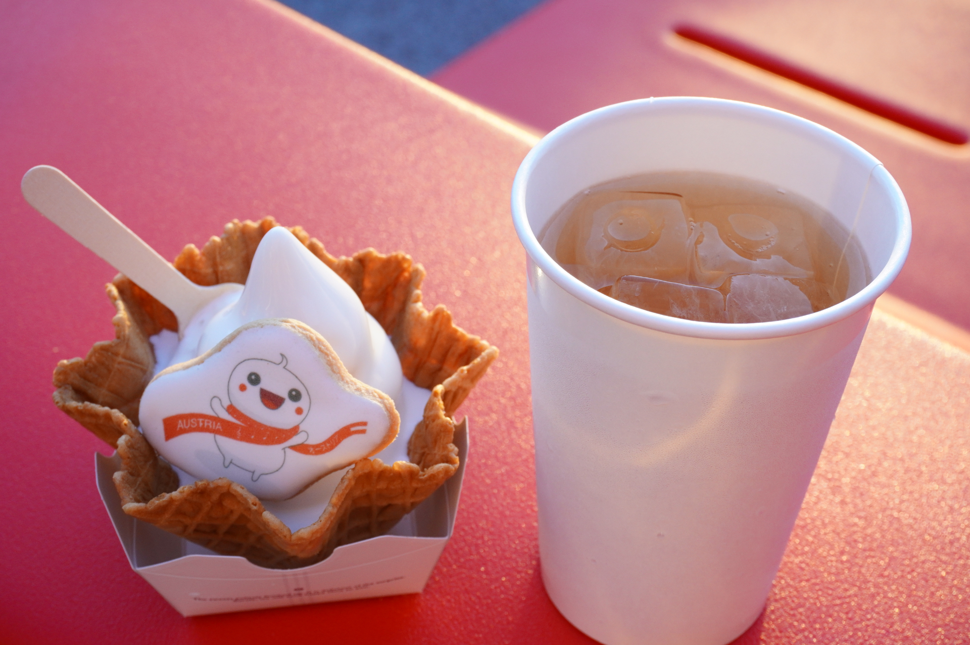 ソフトクリームと一緒に「オーストリア産白ぶどうジュース」も購入