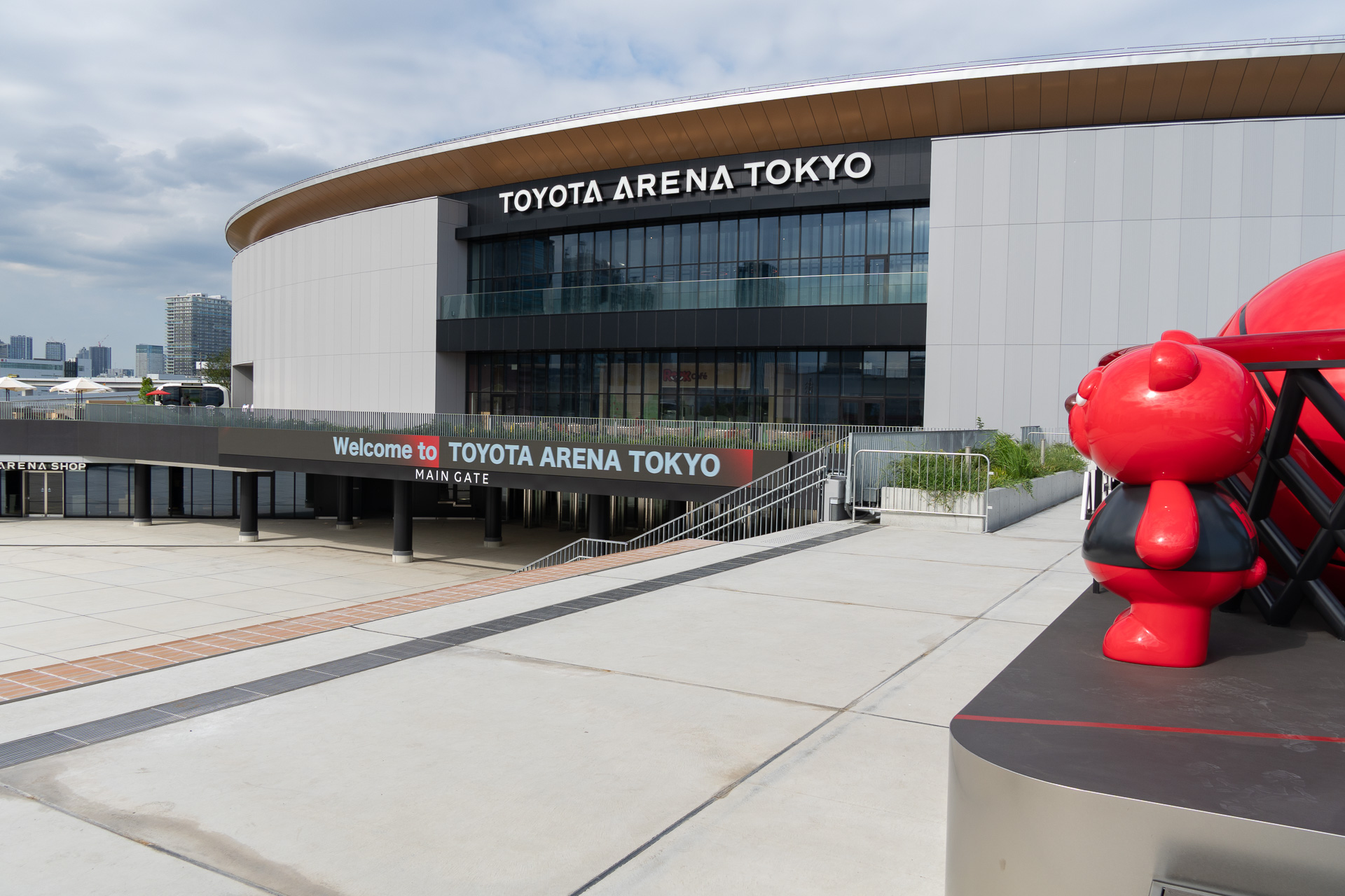 トヨタアリーナ東京の外観を大階段の上から