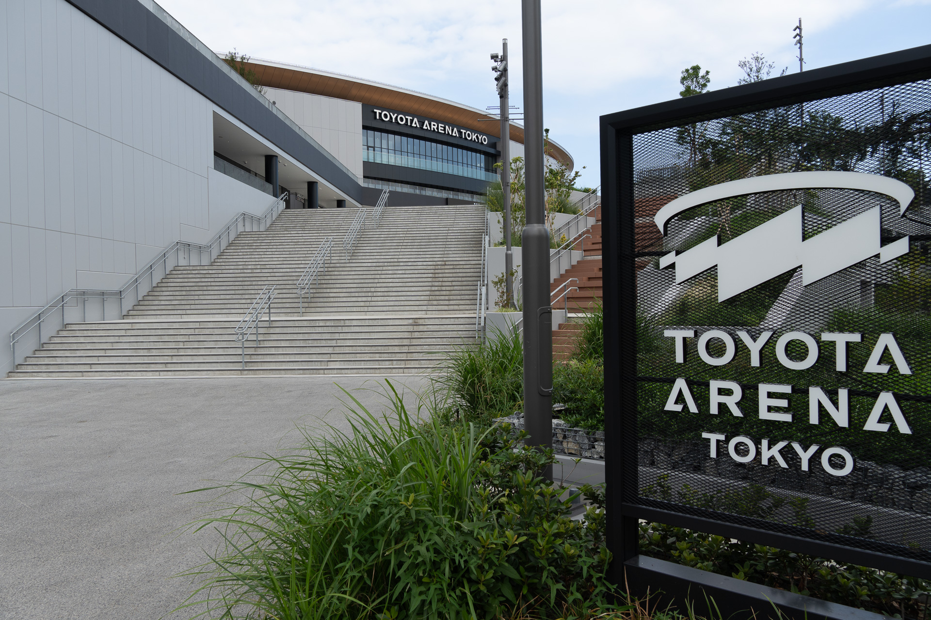 東京テレポート駅方面から歩いてくると、この大階段に。上った3階がメインゲート