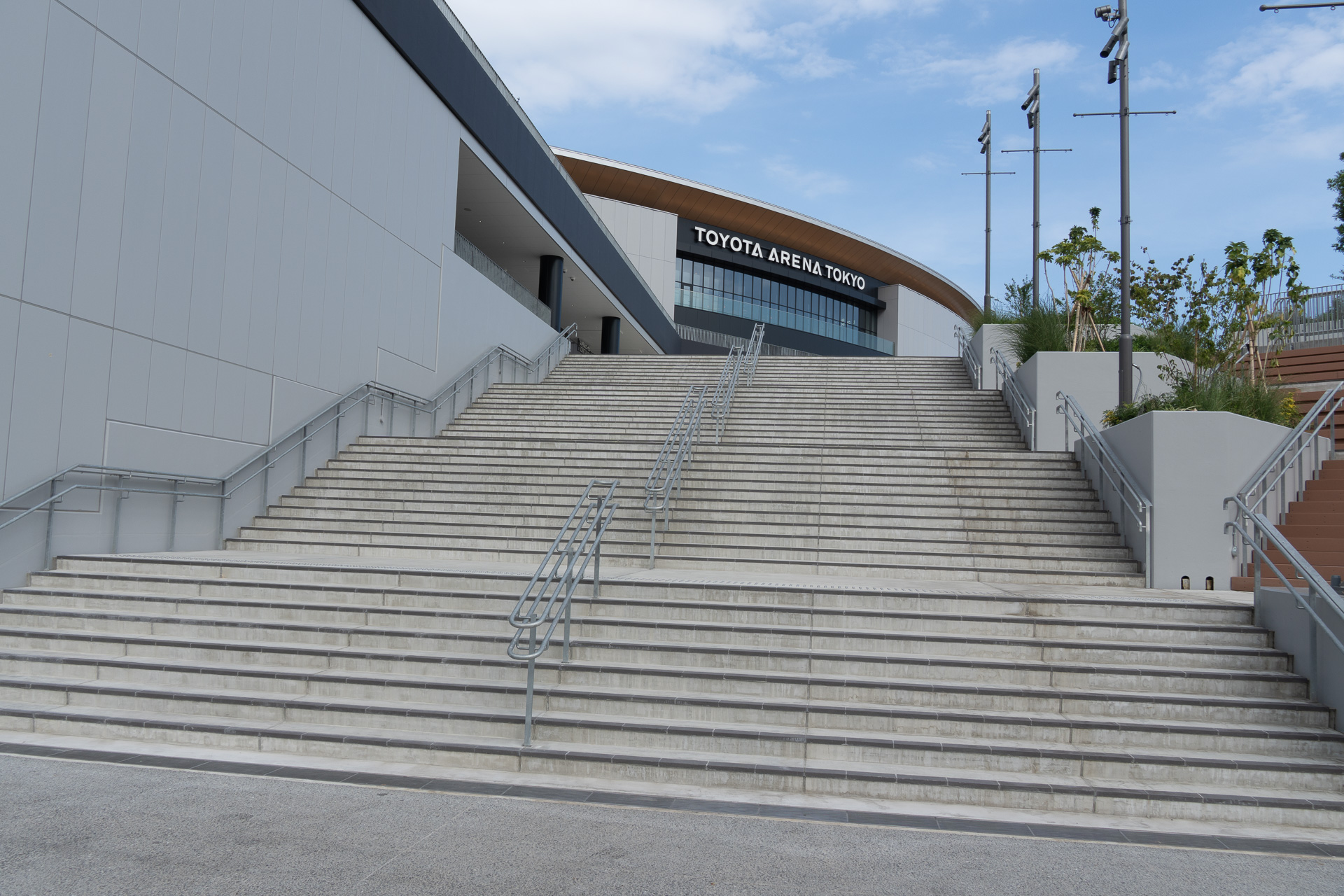 東京テレポート駅方面から歩いてくると、この大階段に。上った3階がメインゲート