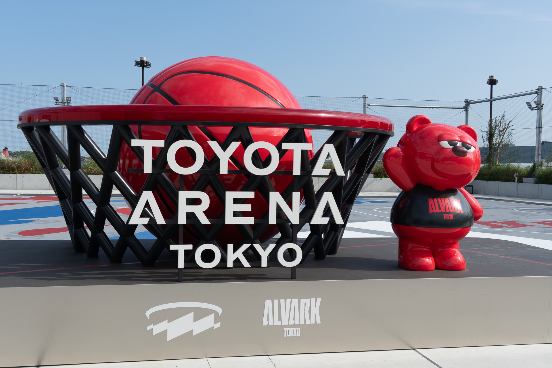 大階段の最上部には「トヨタアリーナ東京」のモニュメントと、アルバルク東京マスコットキャラクター「ルーク」の像が並ぶ