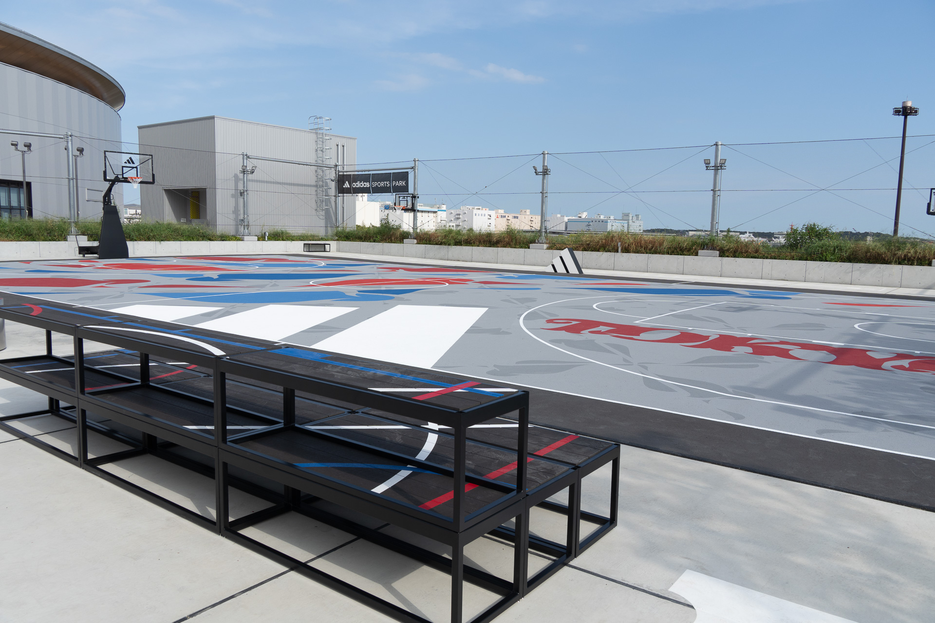 その奥は常設のバスケットコート。試合日はクリニックやフリースローイベントなどを行なう予定