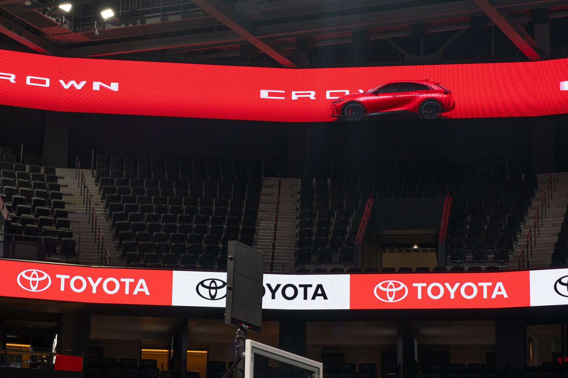 上層のリボンビジョンは自動車を実寸で表示する、といったことも可能