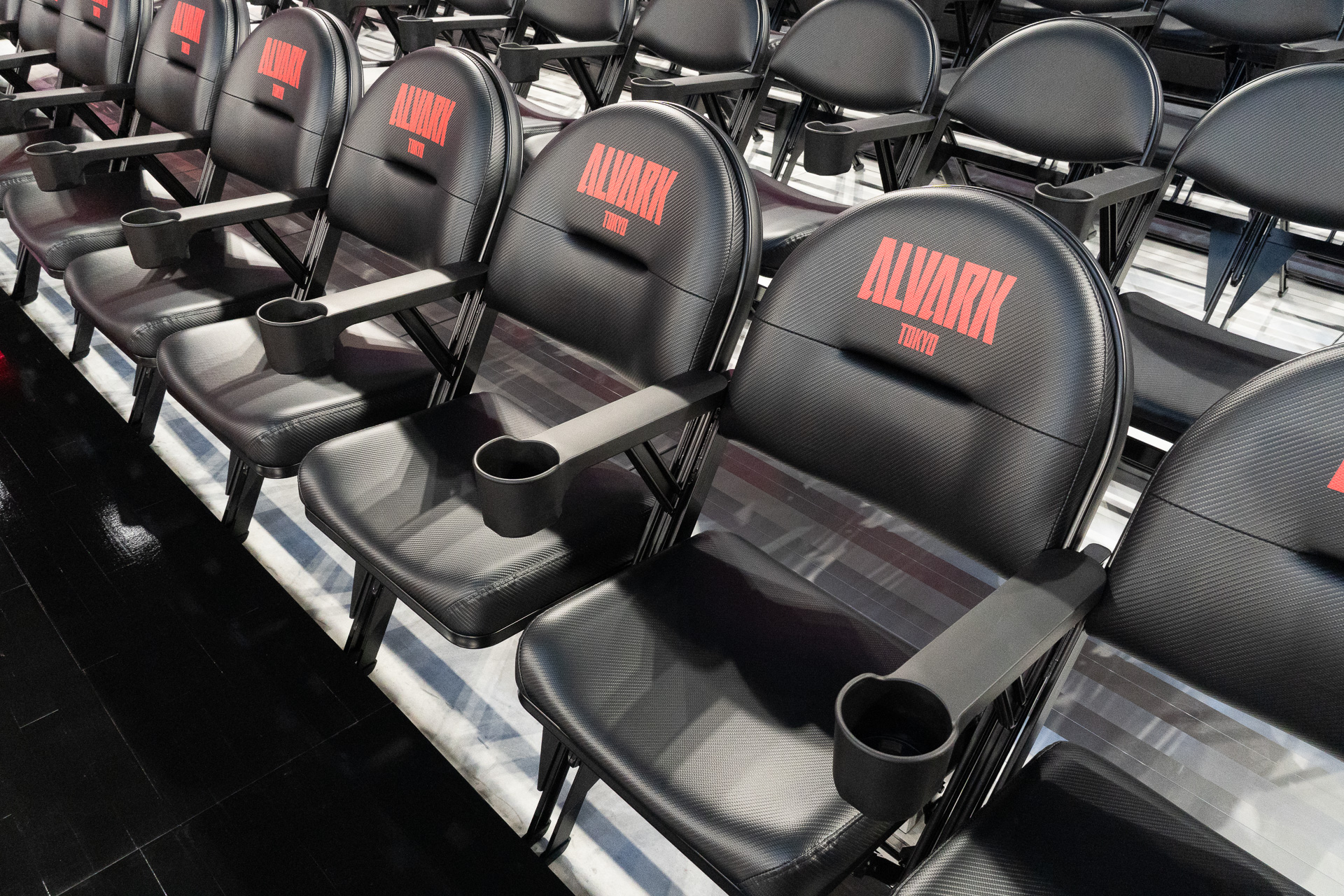 折りたたみ椅子的な構造ではあるものの、見てのとおりかなり肉厚なクッションを内蔵している