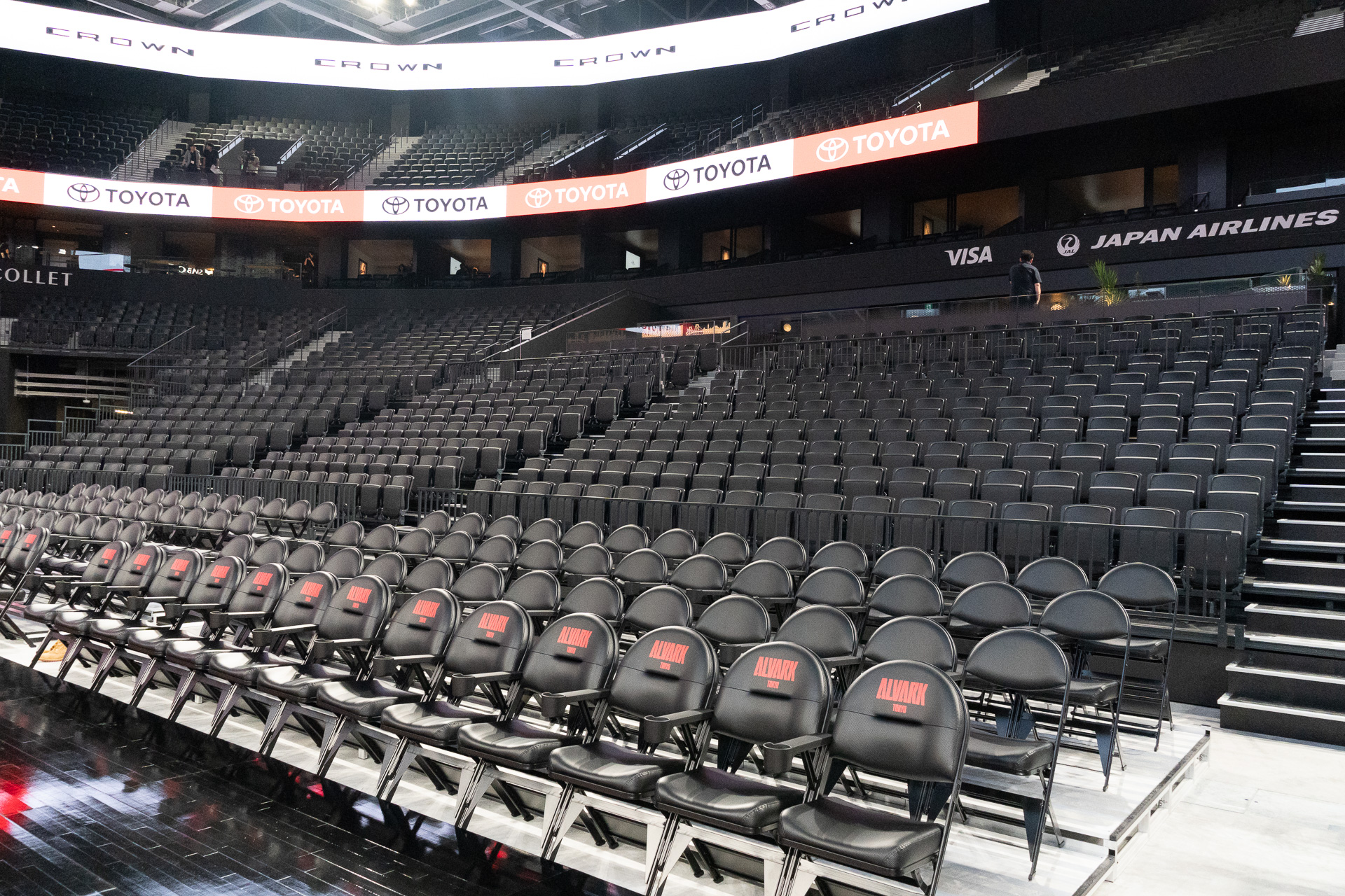 アリーナ面から1～2階席、3～4階席を見上げた様子。1～2階席は可動式