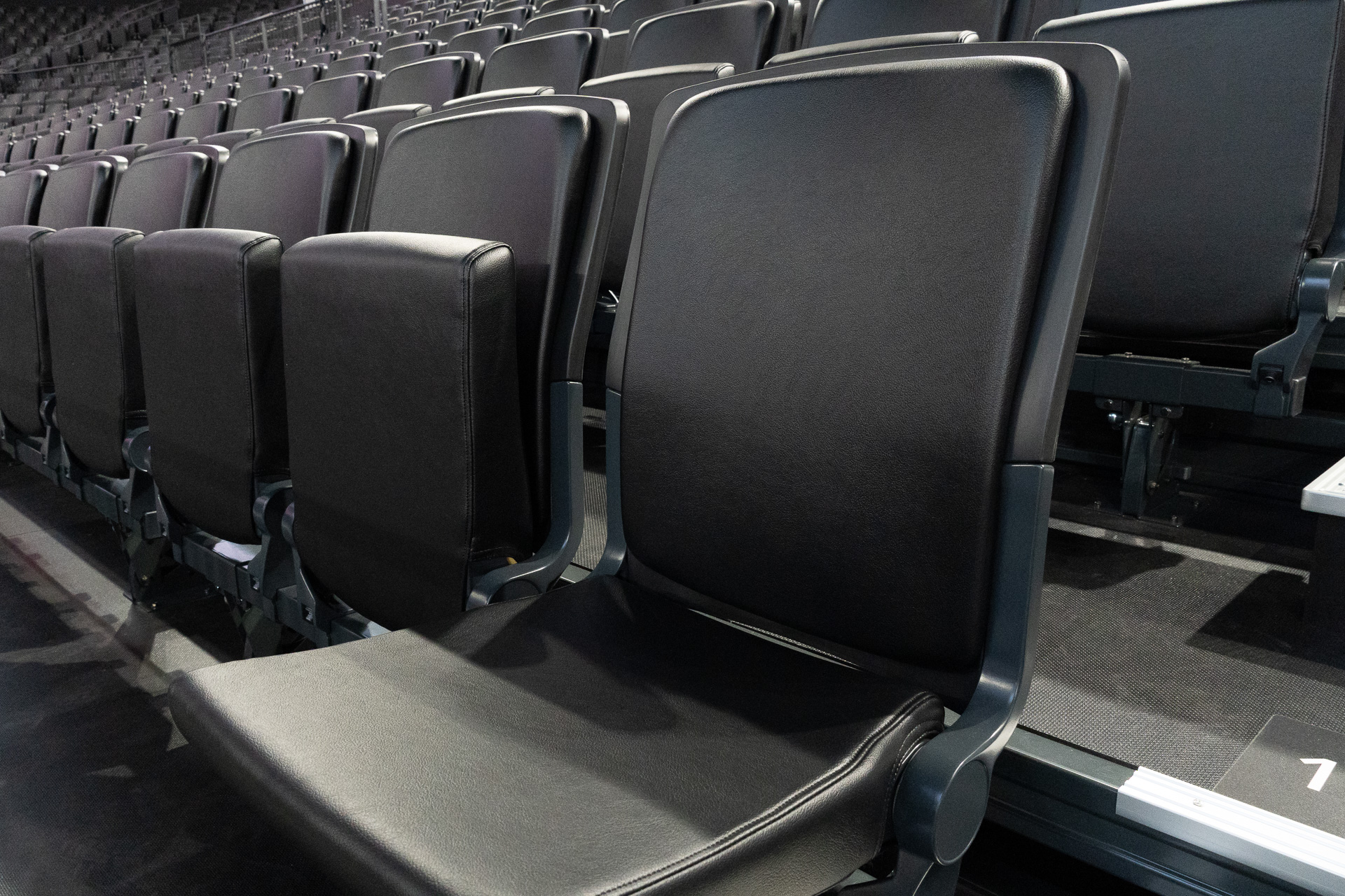 跳ね上げ式の座面、背もたれともにクッションを内蔵