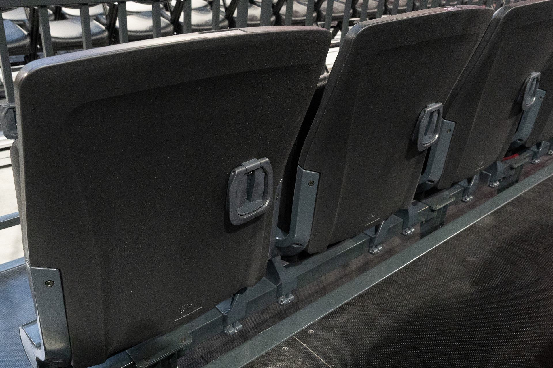 前の席の背面に折りたたみ式のカップホルダーを備える