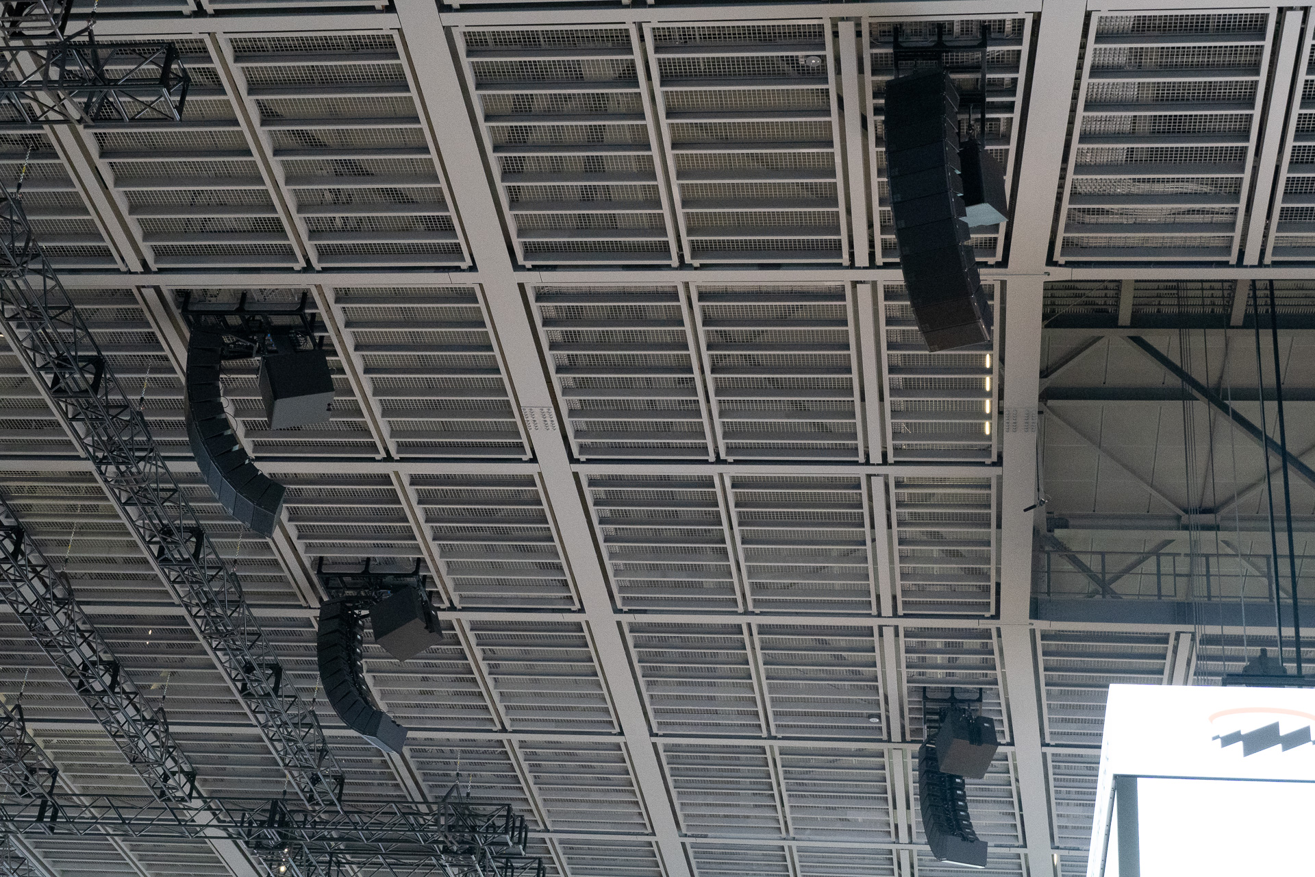 天井に見えるアレイスピーカー