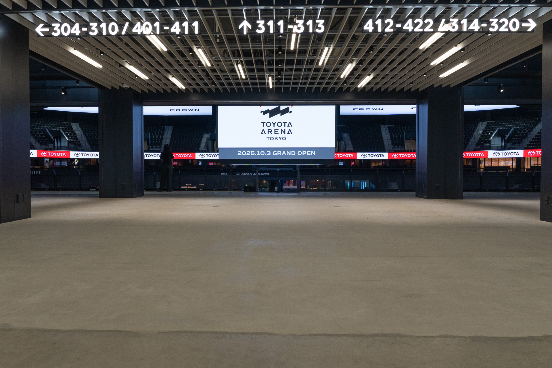 メインゲートから入場すると3階部分。コンコースとアリーナを隔てる扉などがないため、踏み入るとすぐ目の前にバスケットコートが広がる設計