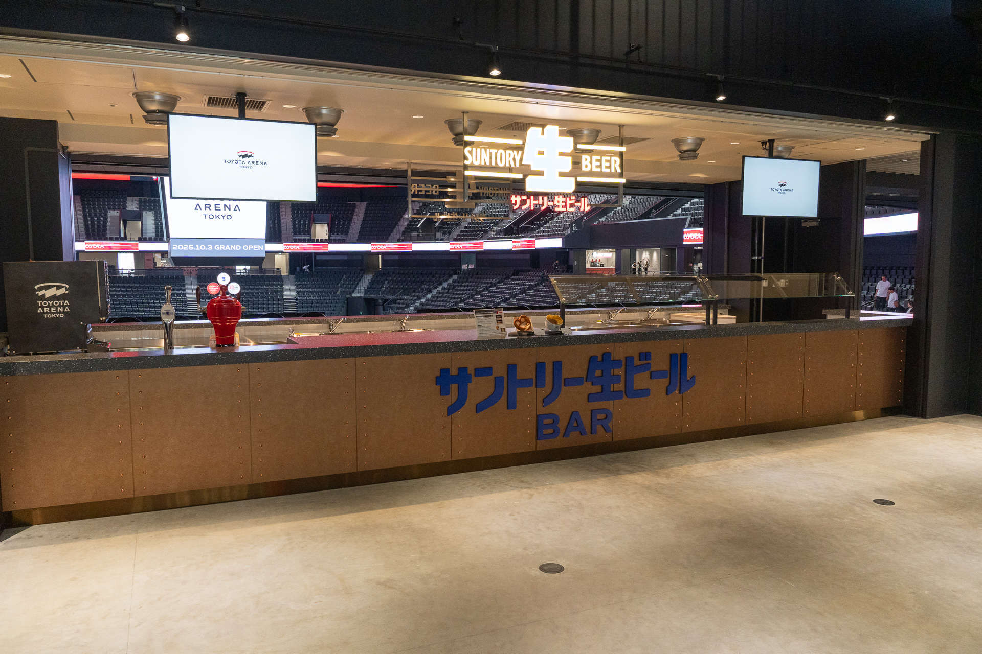 コート両端側にサントリー、メーカーズマークによる本当の意味でのスポーツバーを用意している