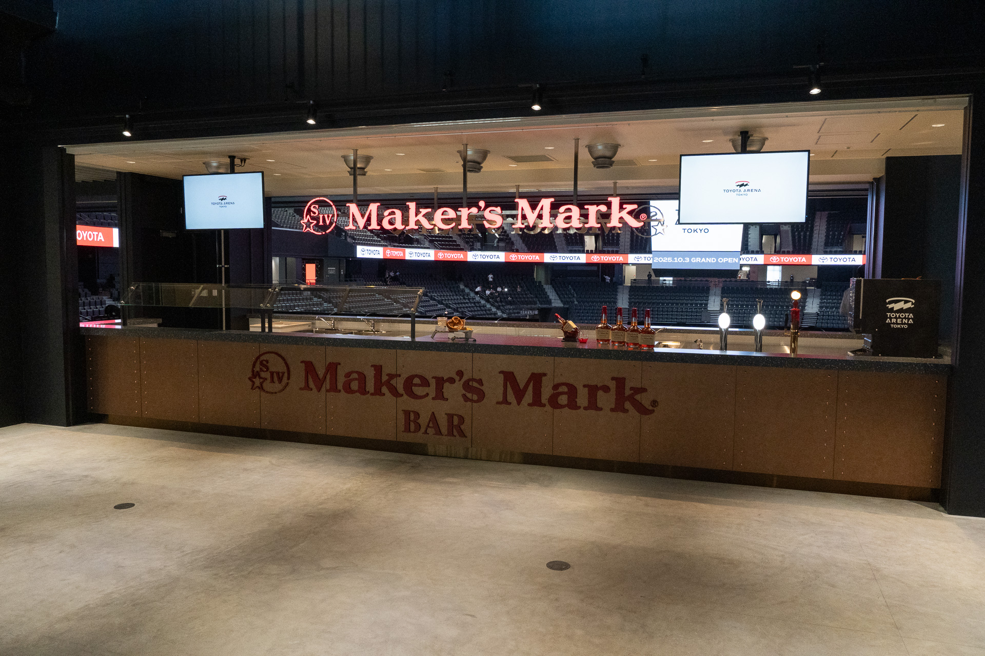 コート両端側にサントリー、メーカーズマークによる本当の意味でのスポーツバーを用意している
