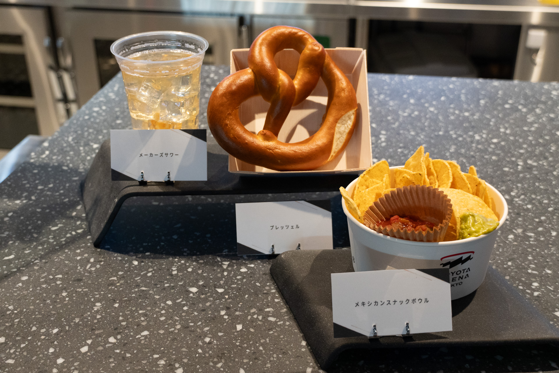 スポーツバーでオーダーしたドリンク、メニューは席に戻ってもよし、バーの裏手で試合を立ち見しながら楽しむもよし