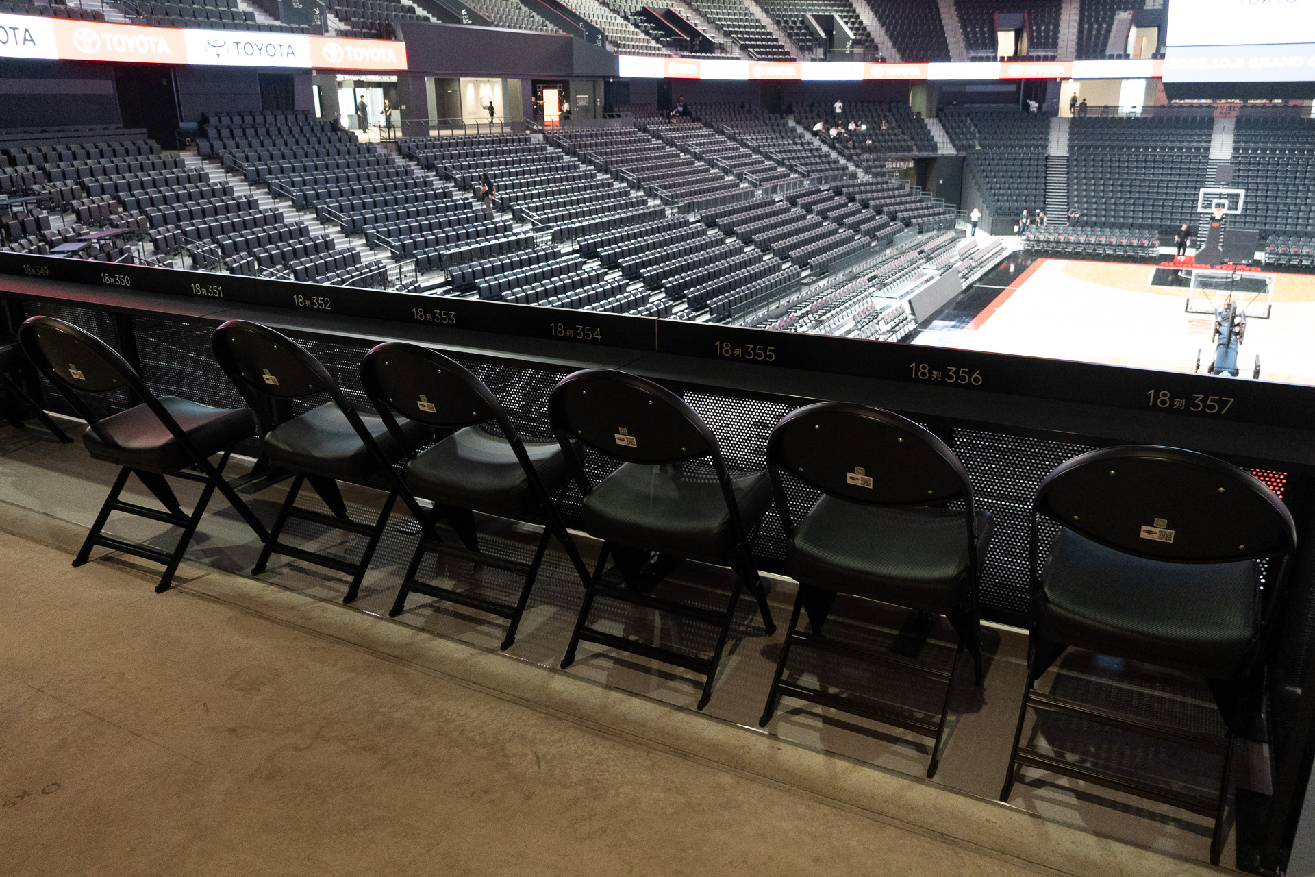 スポーツバーでオーダーしたドリンク、メニューは席に戻ってもよし、バーの裏手で試合を立ち見しながら楽しむもよし