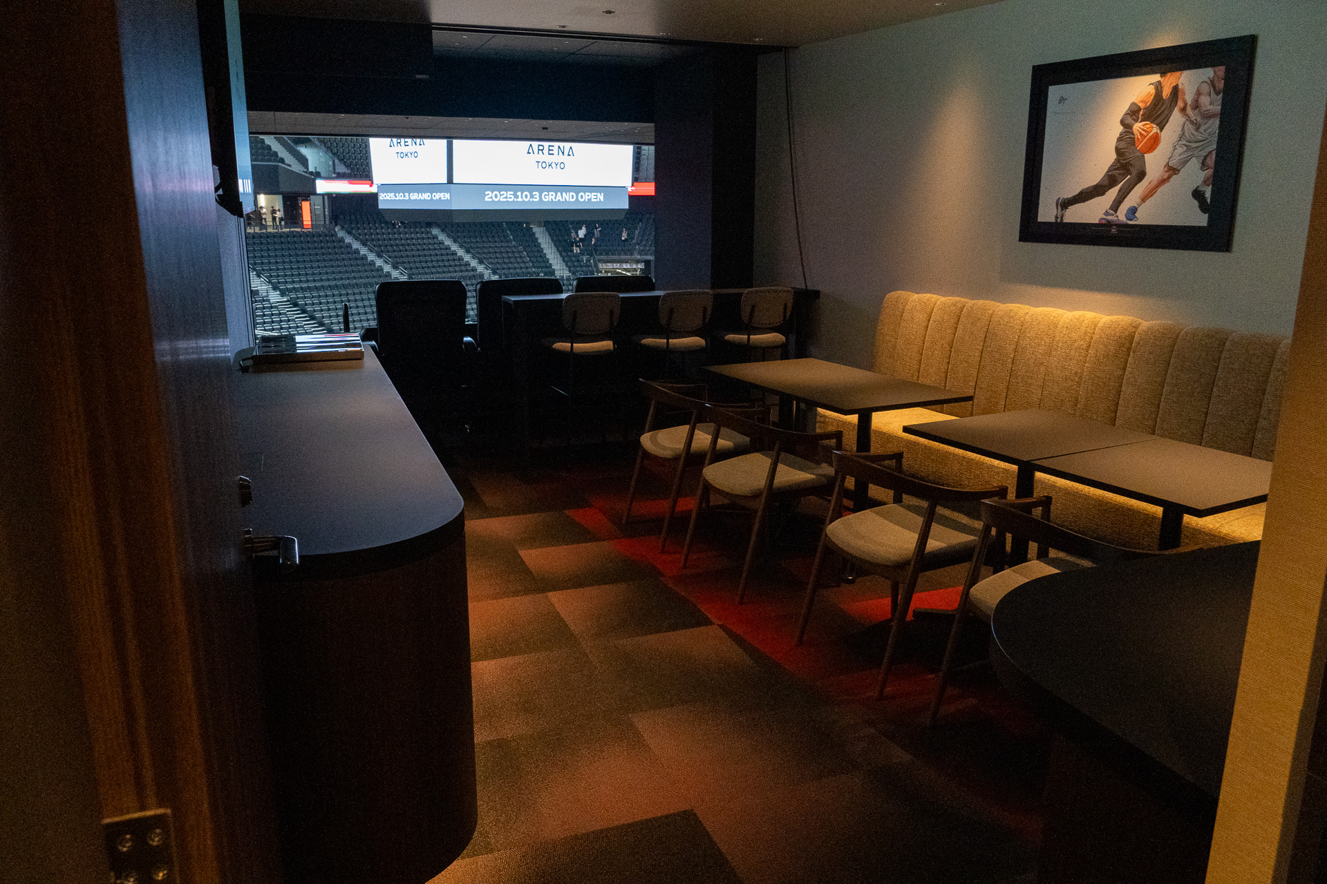 3階スイートエリアに16の個室がある