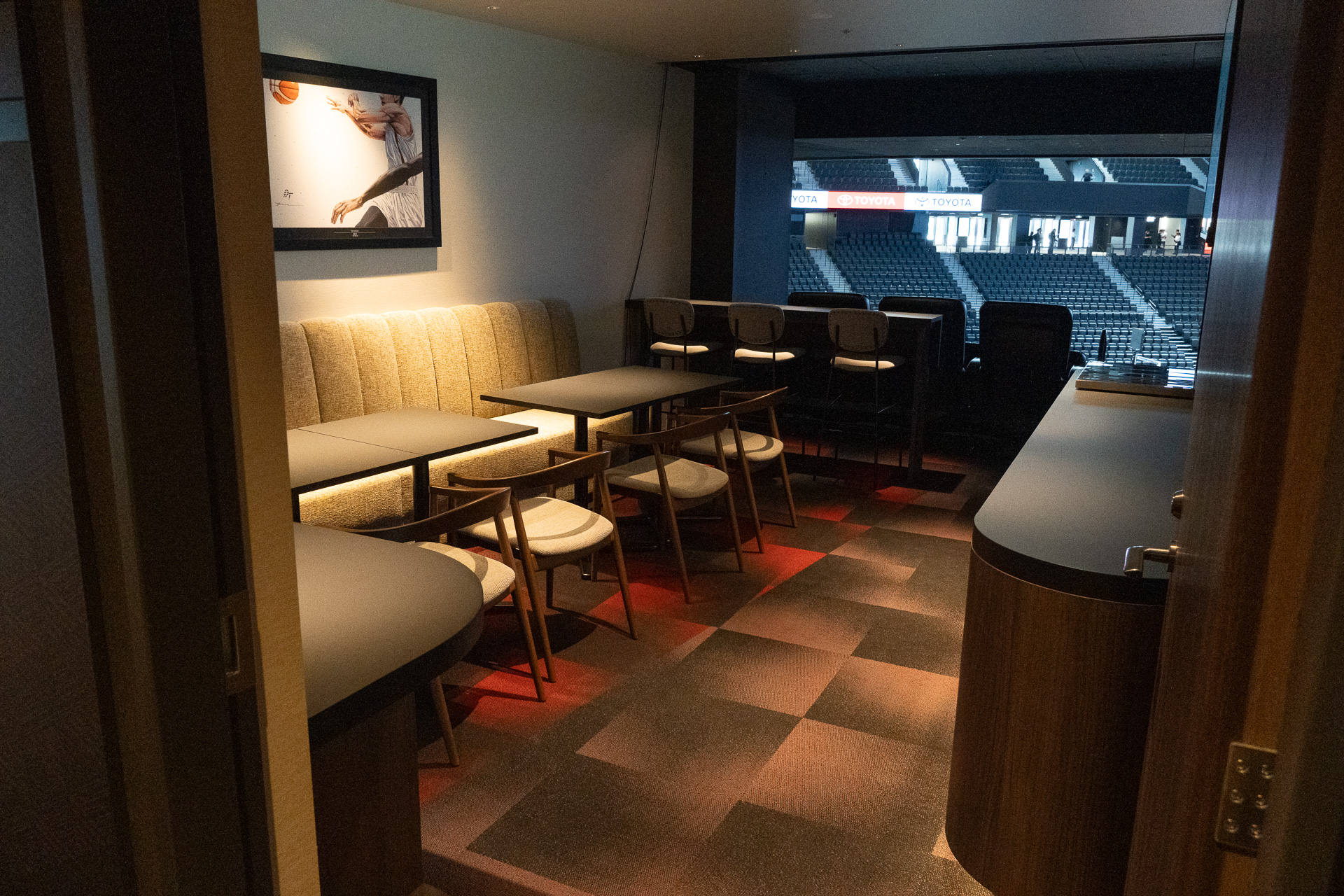 3階スイートエリアに16の個室がある