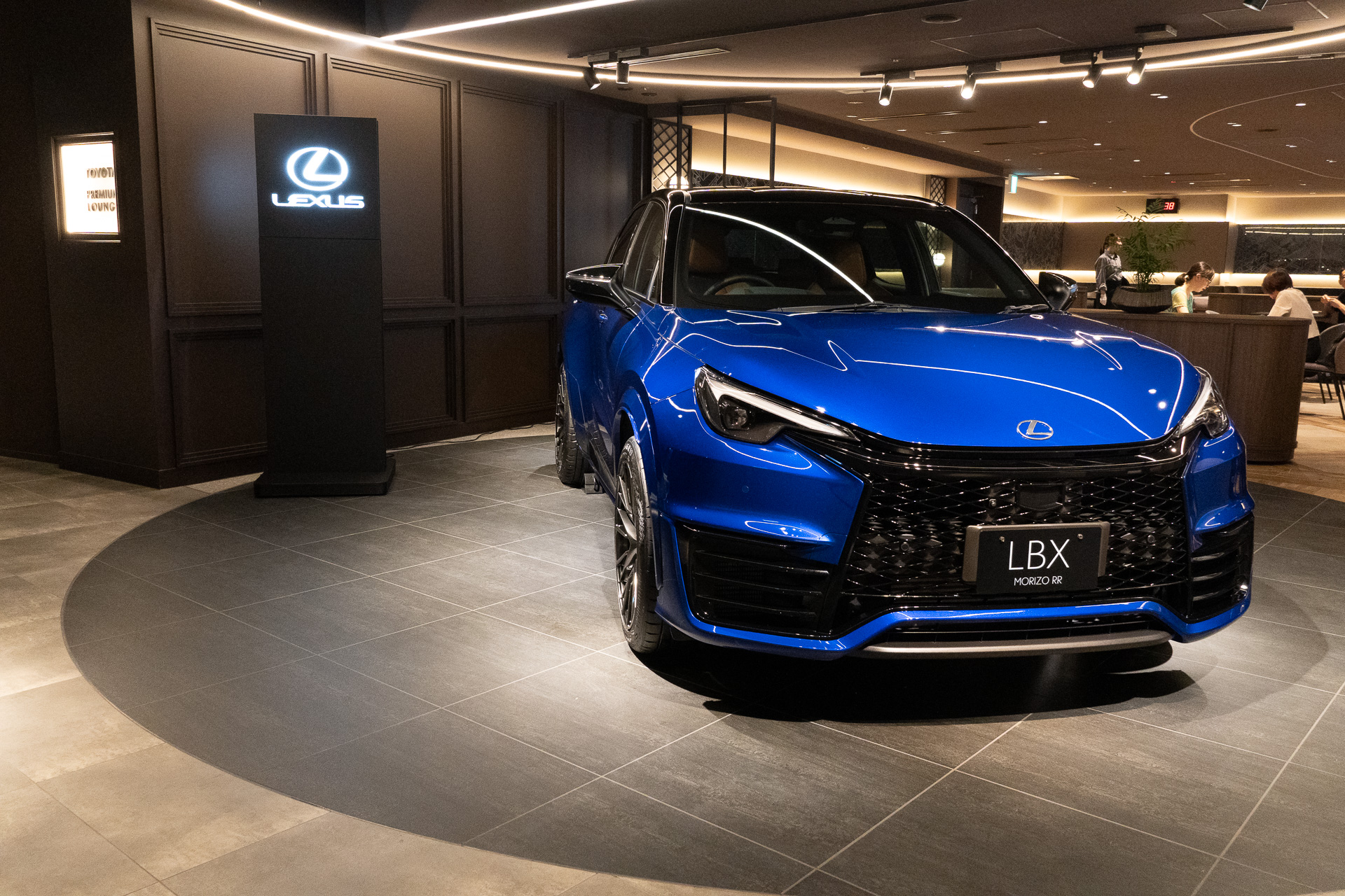 ライブキッチン付きの最上級ラウンジとして「TOYOTAプレミアムラウンジ」を1階に設定。152名を収容可能